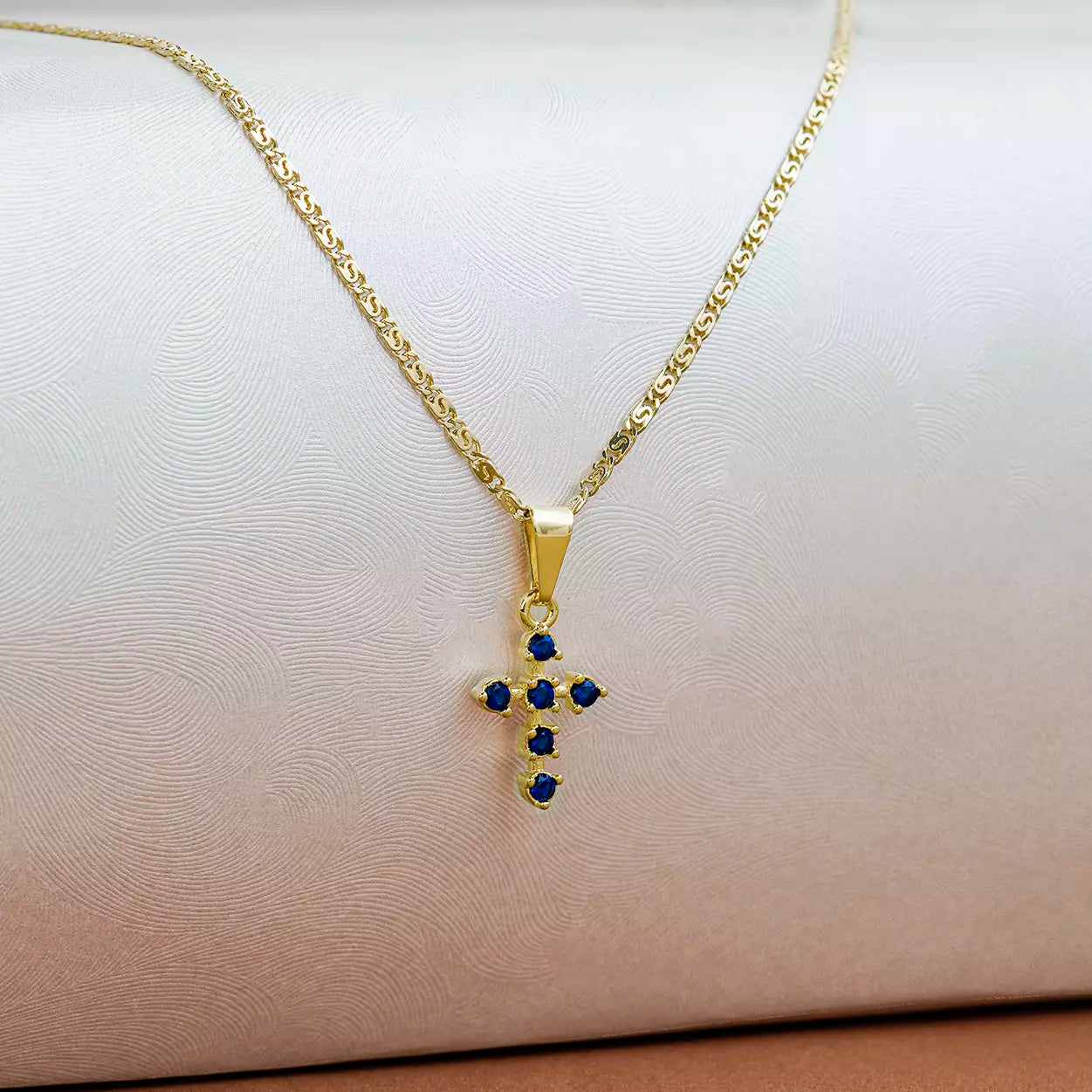 Dije Cruz con 6 Circonias Azules en Oro Laminado