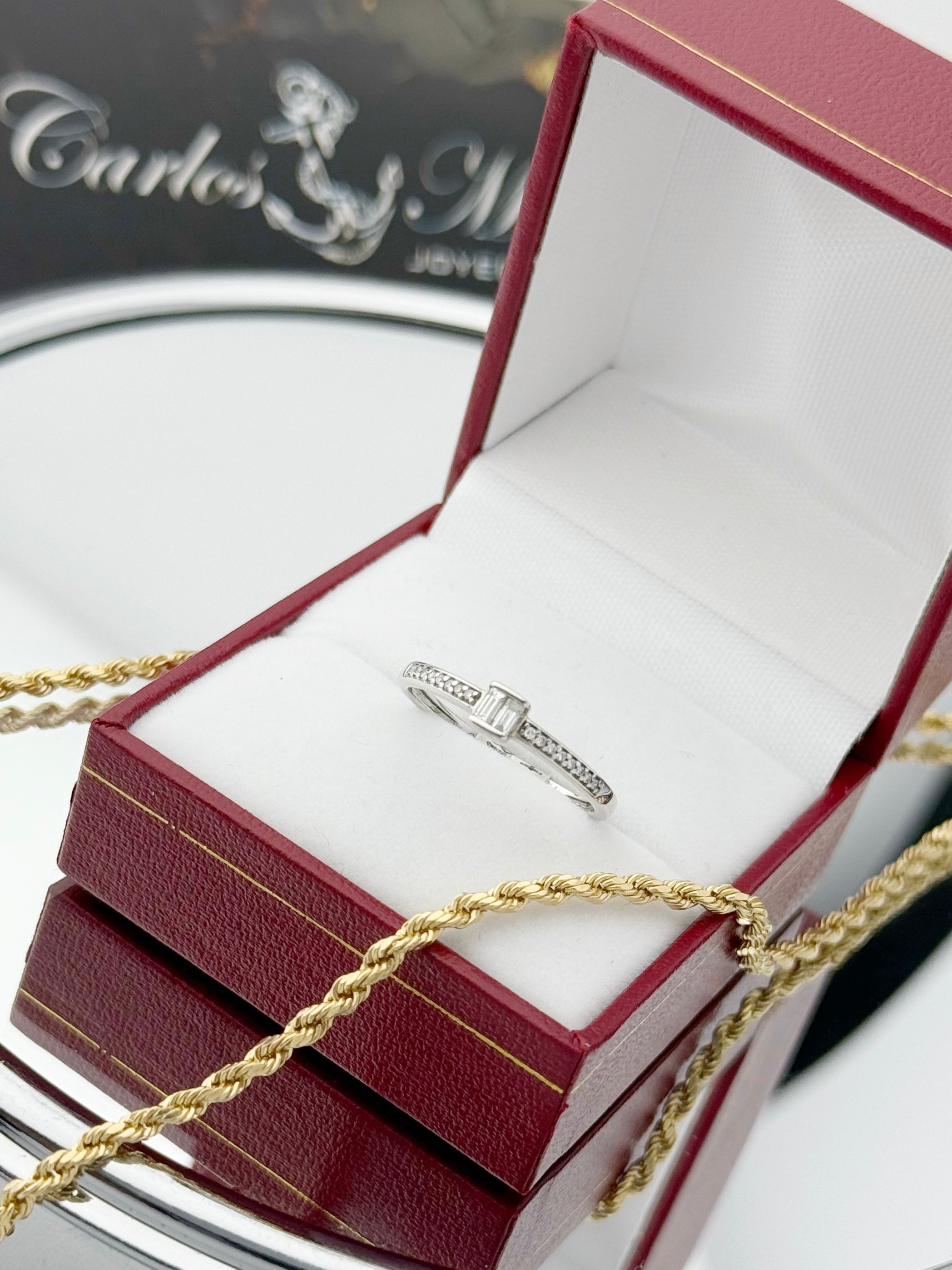Anillo en Oro Blanco de 18K con Diamantes Baguette