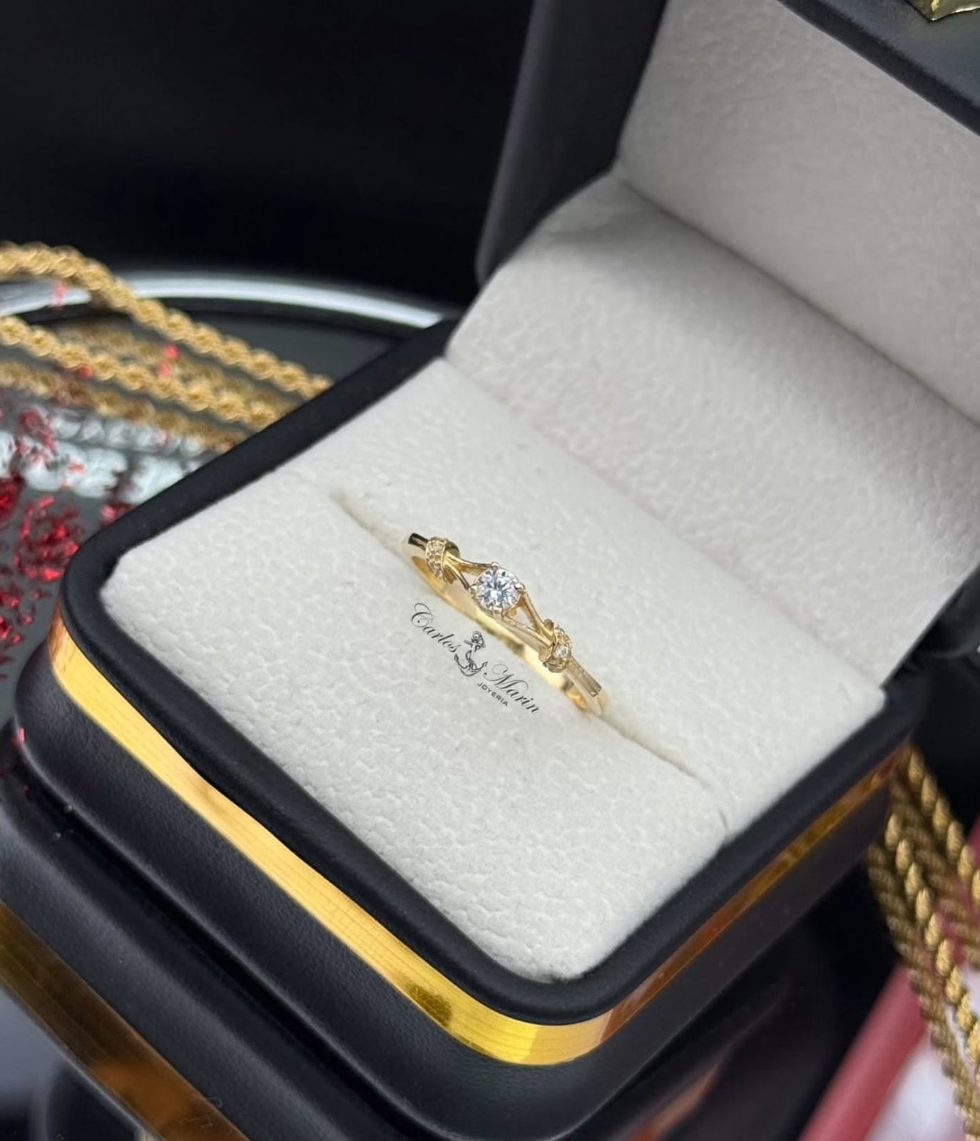 Anillo solitario alianza clásica con tres circones en oro 18K