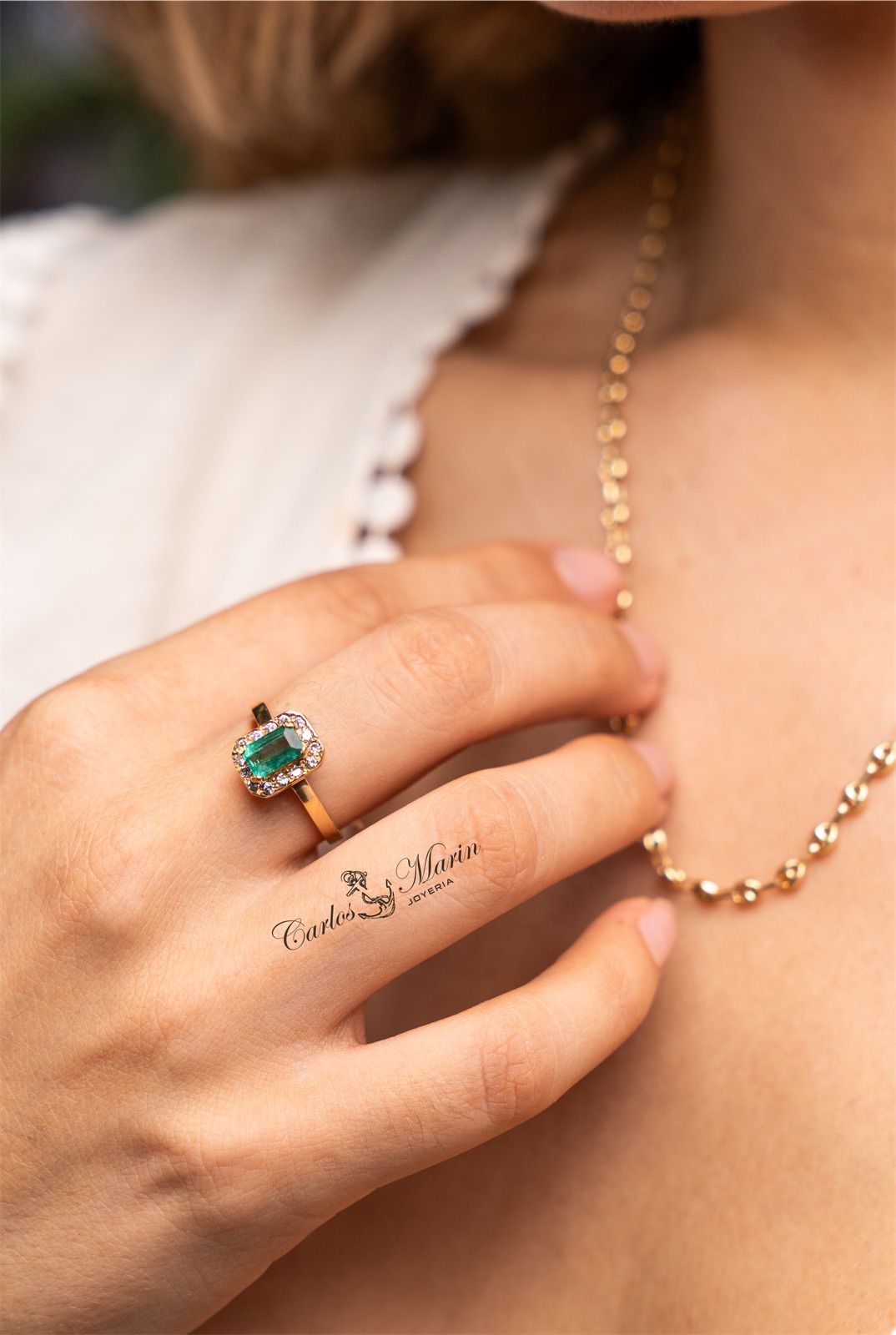 Anillo con Esmeralda Rectangular y Diamantes en Oro 18K – Con Certificado