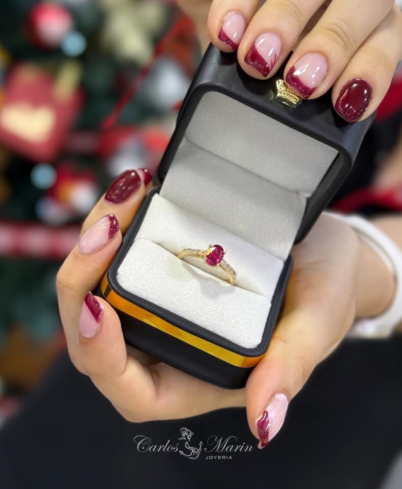 Anillo Solitario con Rubí Sintético y Circones en Oro 18K