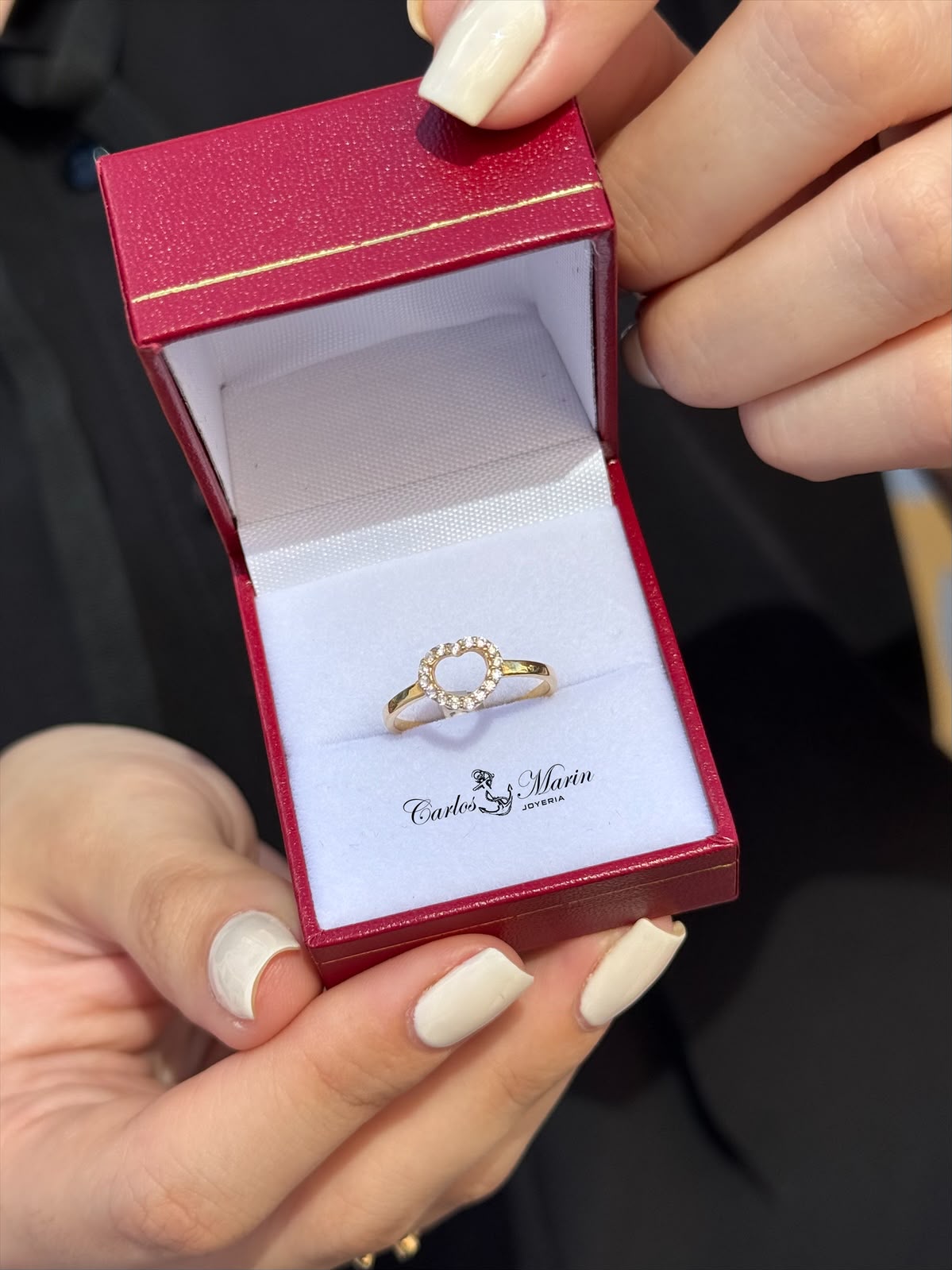 Anillo Corazón con Circones Blancos en Oro 18K