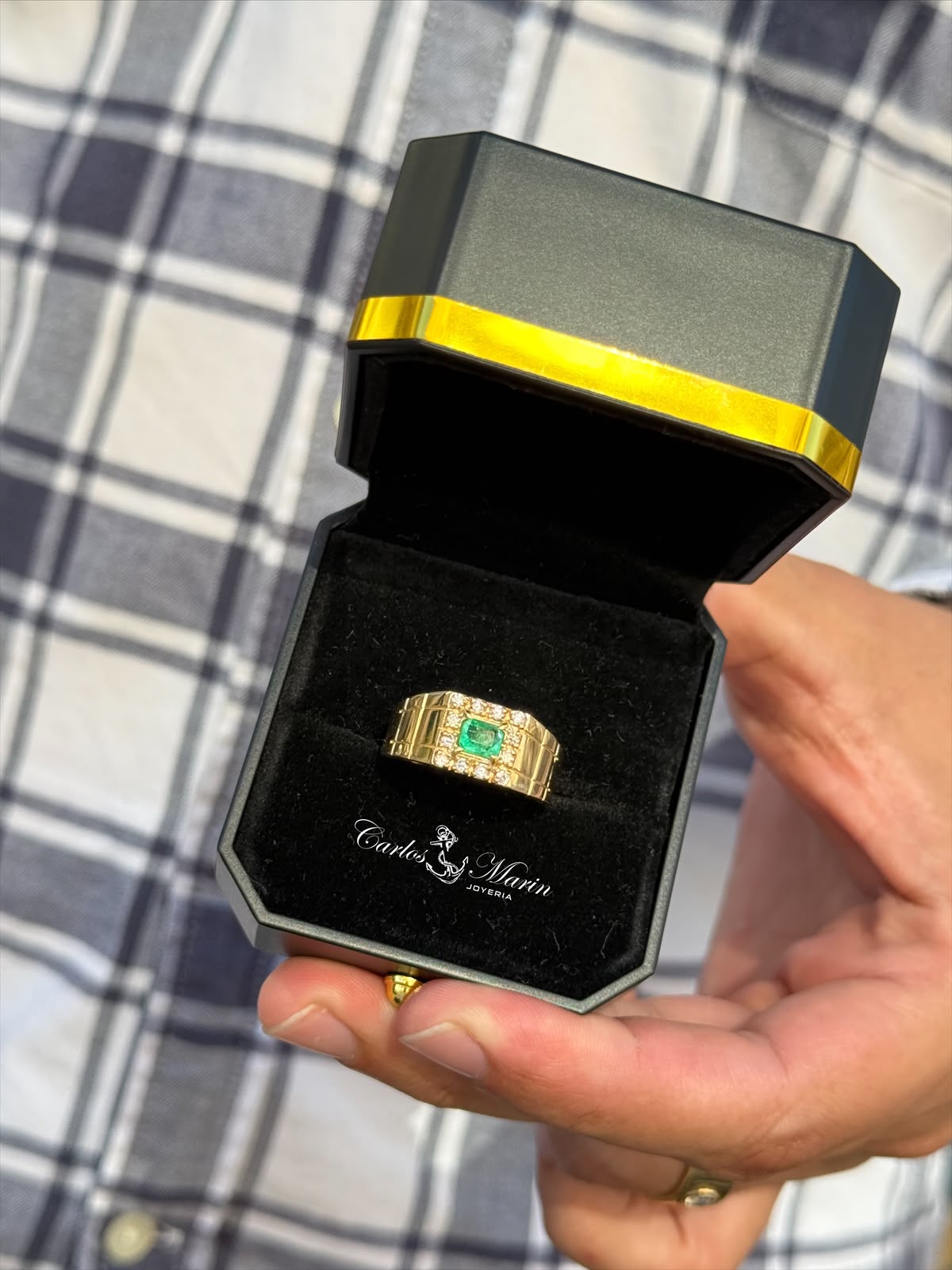 Anillo Cuadrado con Esmeralda y Moissanitas en Oro 18K