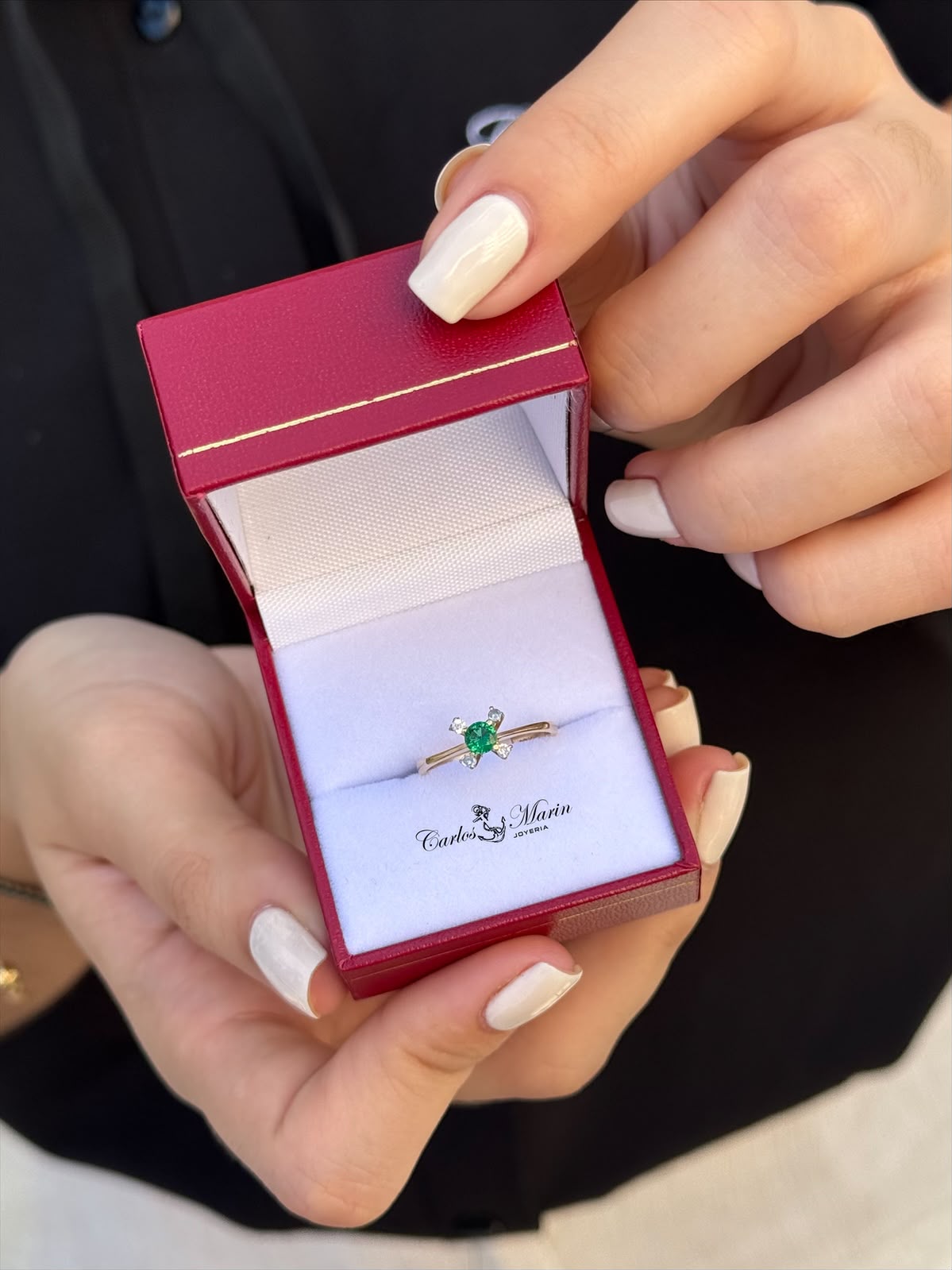 Anillo Solitario Verde con 4 Circones en Oro 18K