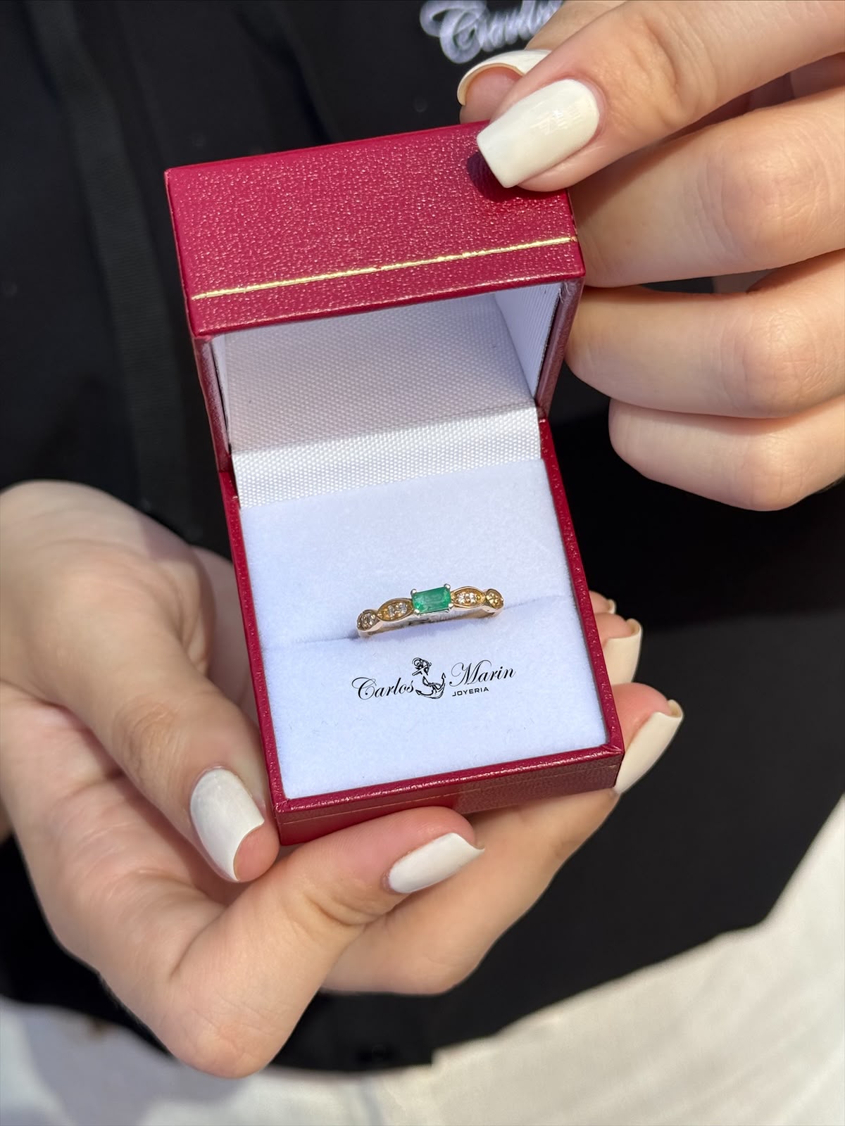 Anillo con Esmeralda Cruzado en Oro 18K