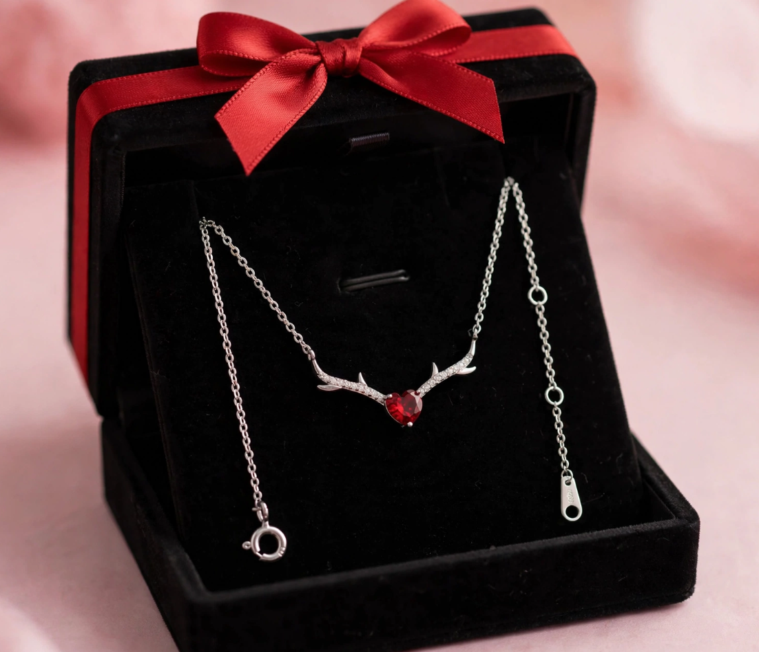Gargantilla Ruby Stag – 45 cm en Plata