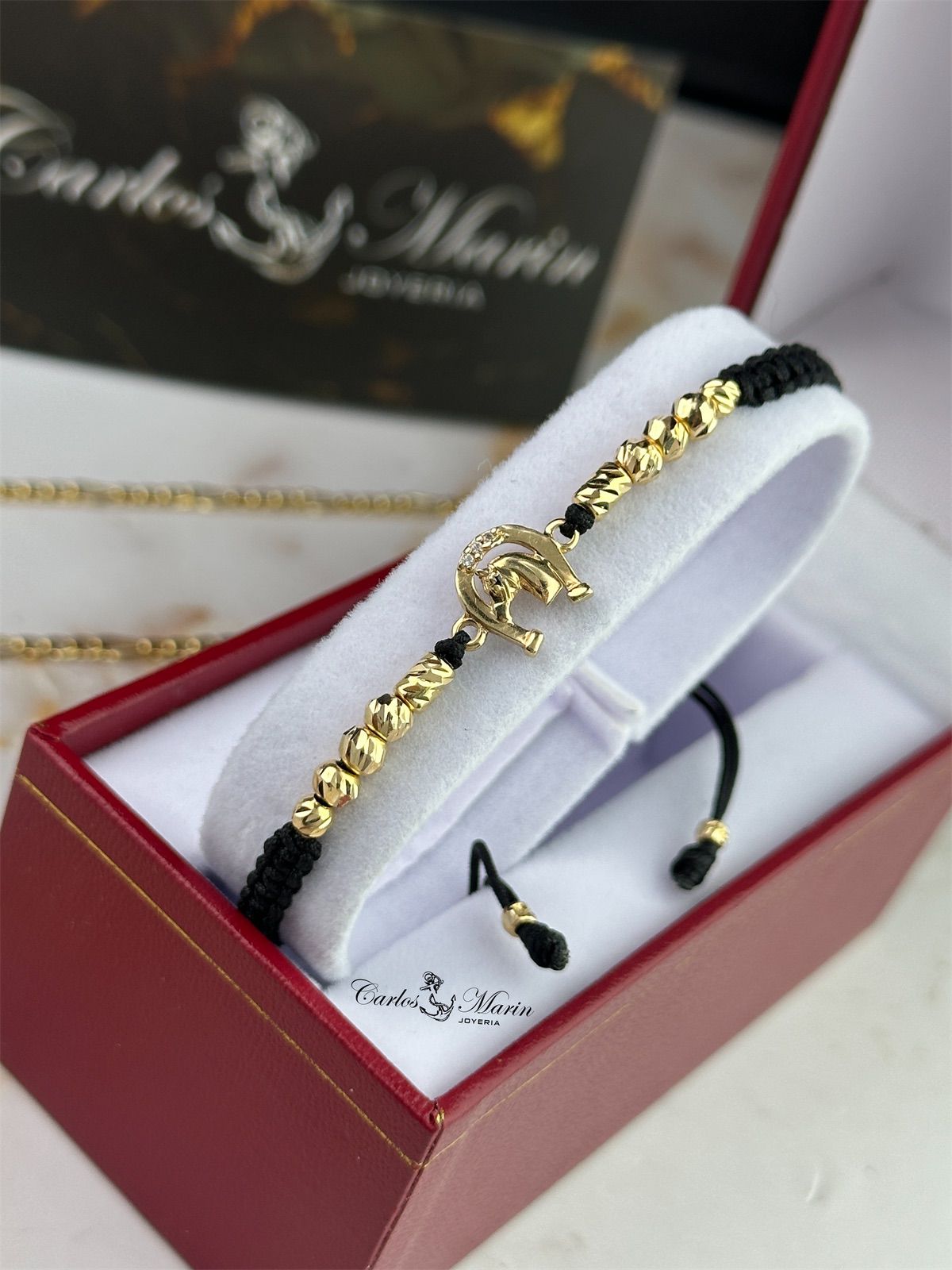 Pulsera Tejido Negro con 6 Balines #4 + 2 Cilindros #3 y Herraje Herradura en Oro 18K