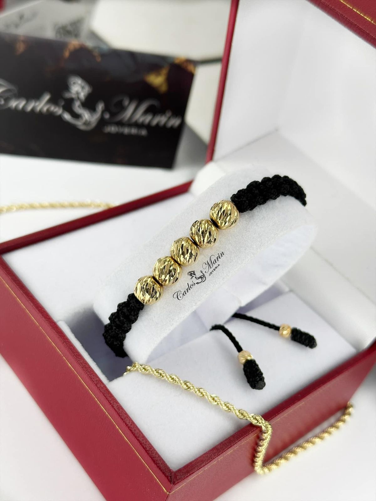 Pulsera tejida con 5 balines #8 diamantados en oro 18K elegante