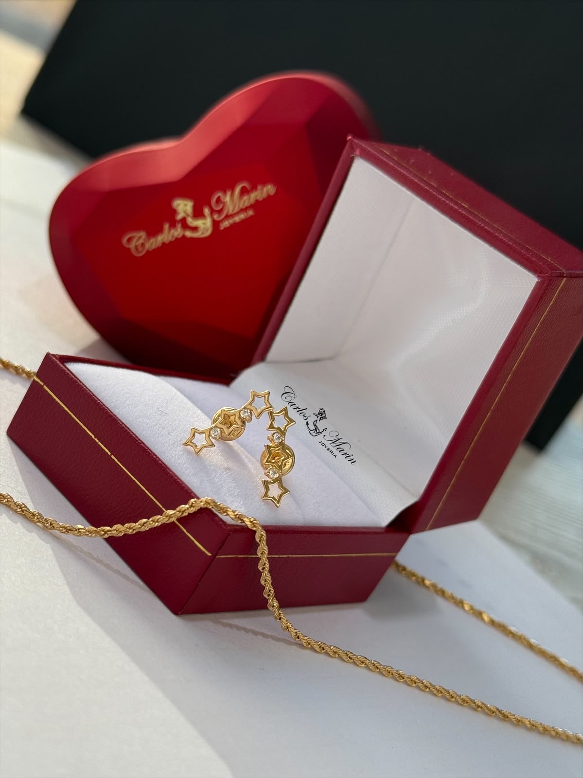 Topos 3 Estrellas Silueta en Oro 18K