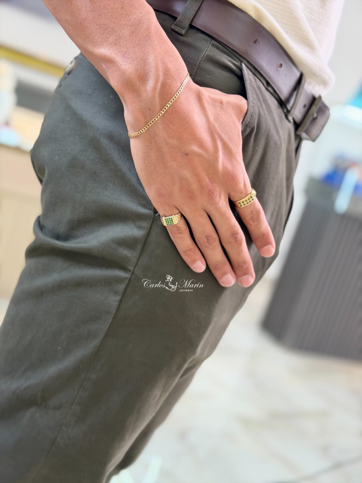 Anillo Hombre Dado con Circones en Oro 18K