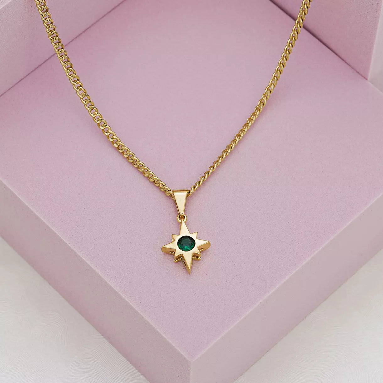 Dije Estrella con Circonia Verde en Oro Laminado