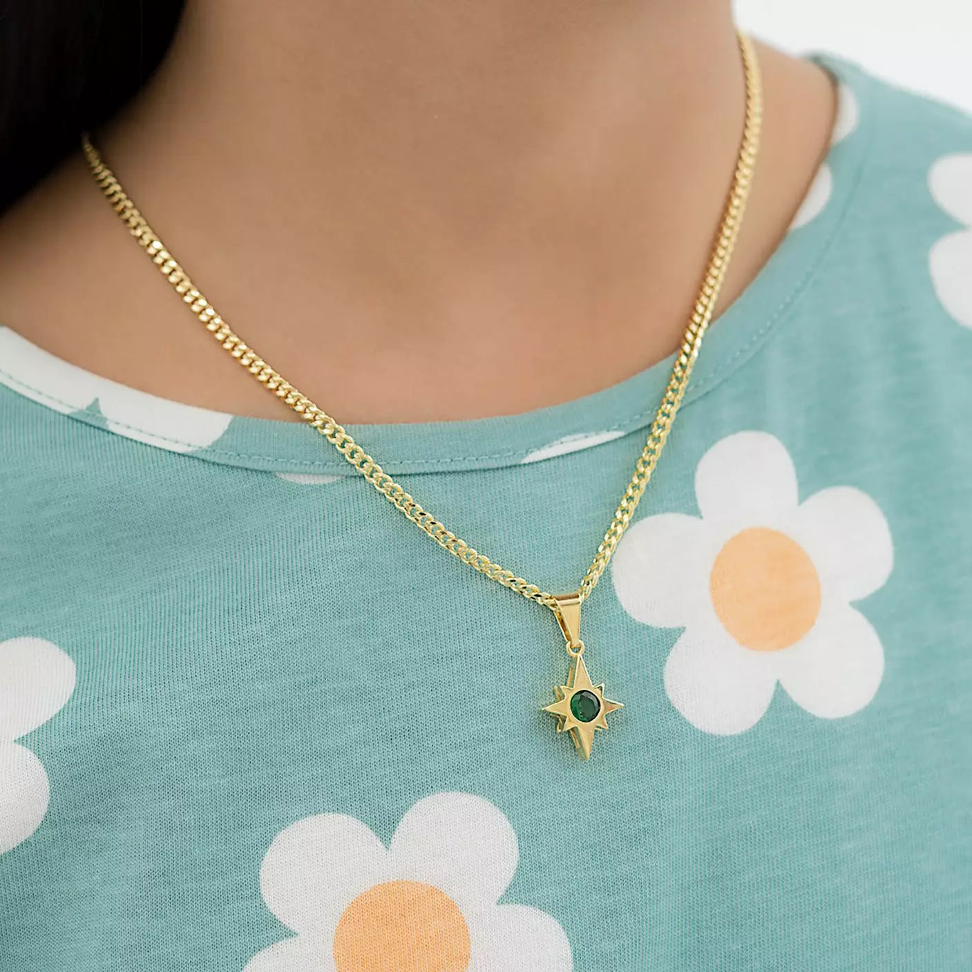 Dije Estrella con Circonia Verde en Oro Laminado