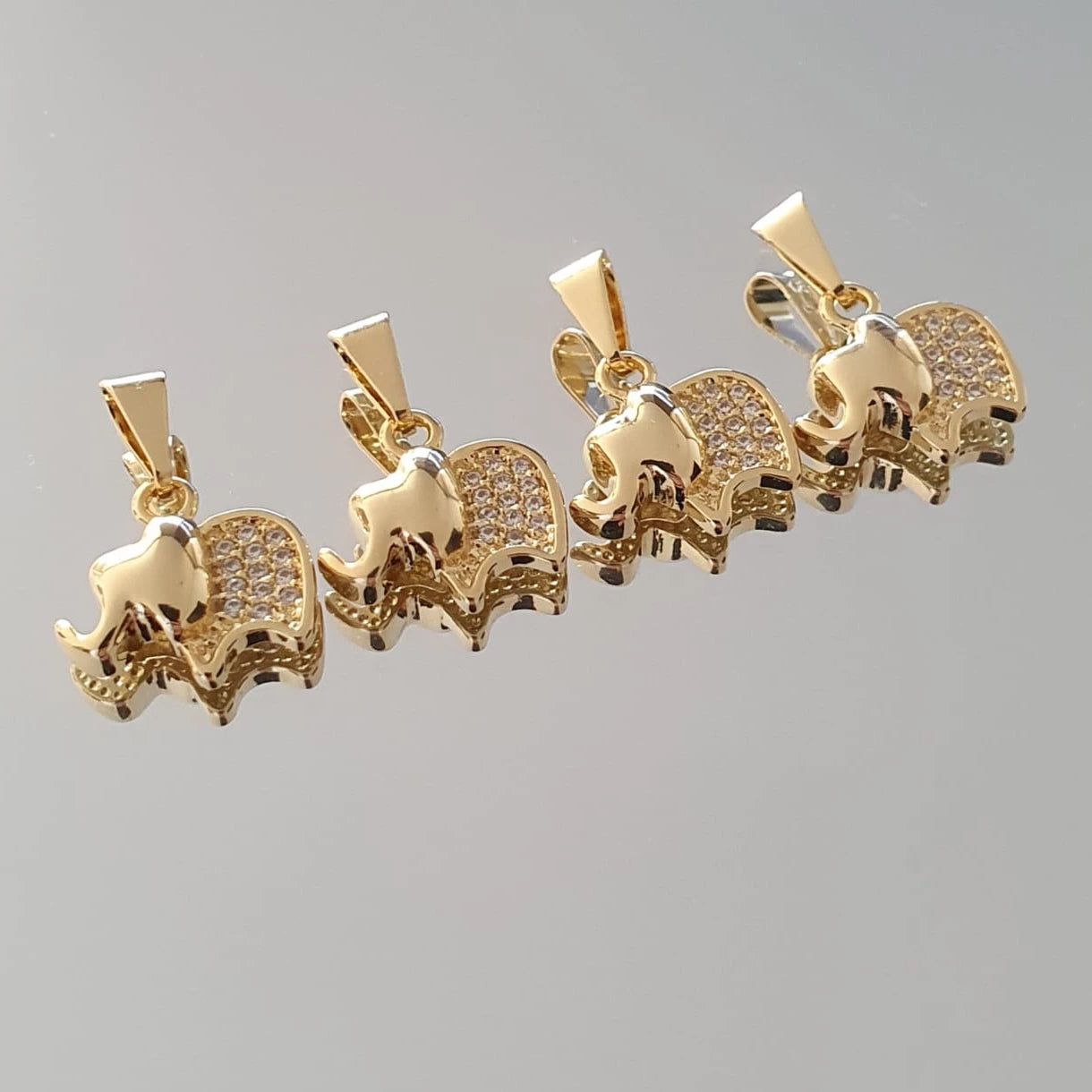 Dije Elefante con Circonias en Oro Laminado