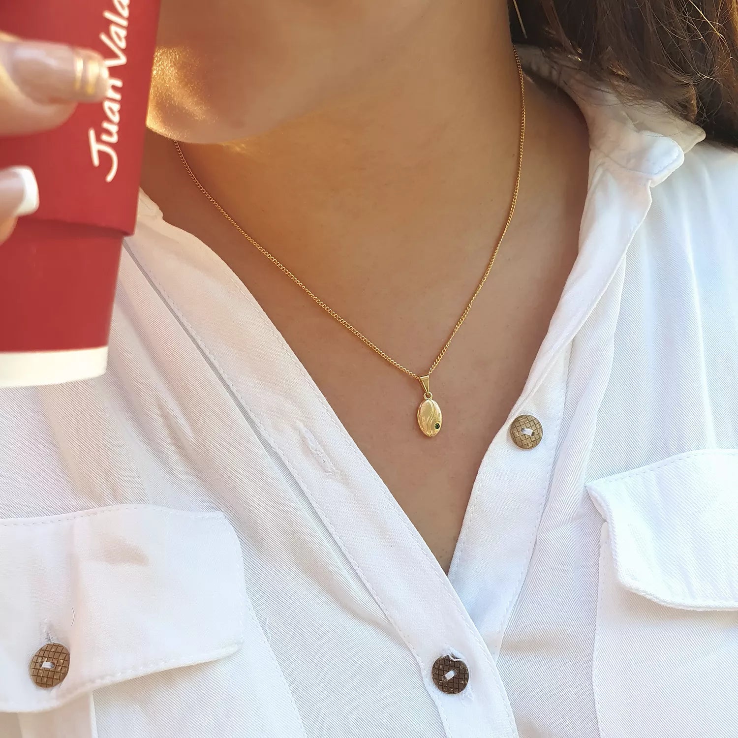 Dije Grano de Café Cristal en Oro Laminado