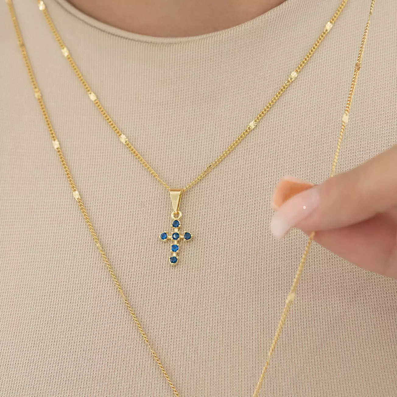 Dije Cruz con 6 Circonias Azules en Oro Laminado