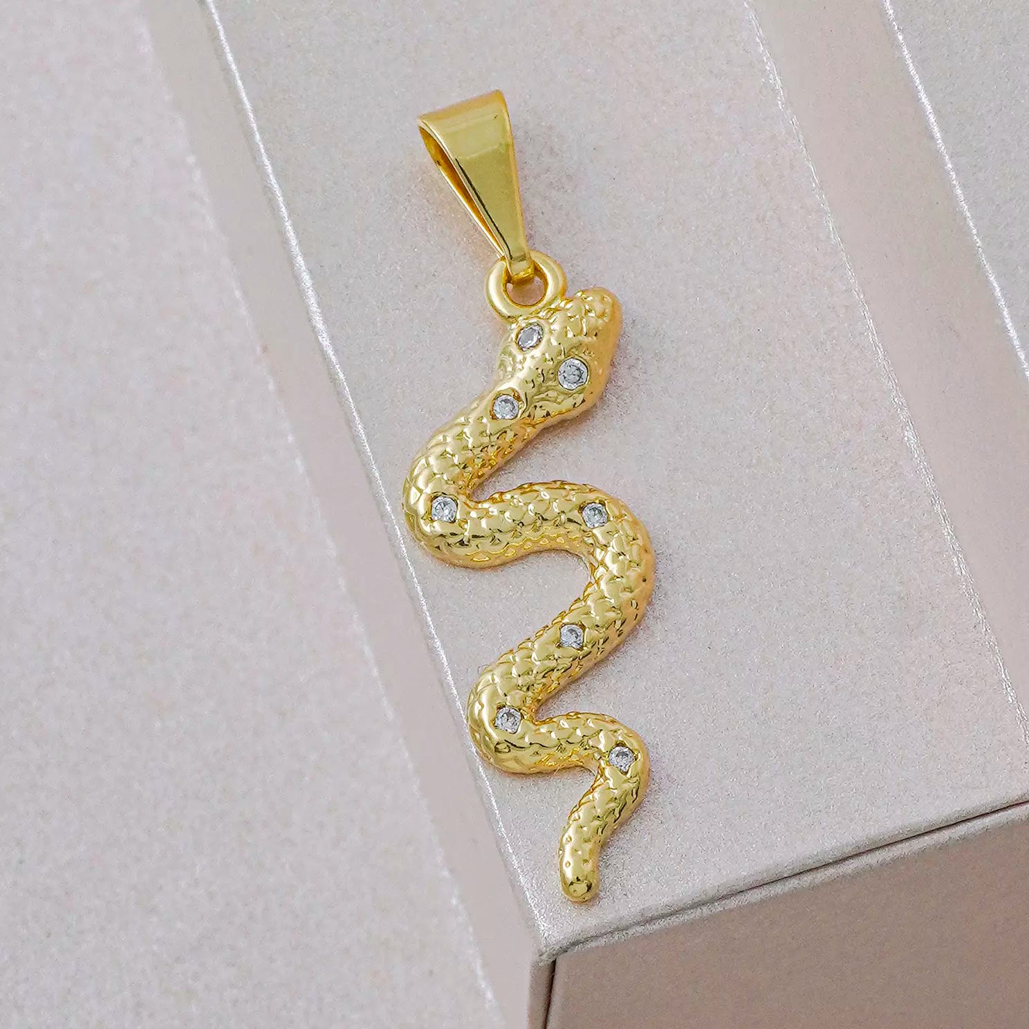 Dije Serpiente con Cristal en Oro Laminado