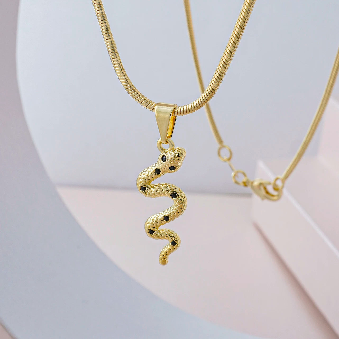 Dije Serpiente Negra en Oro Laminado