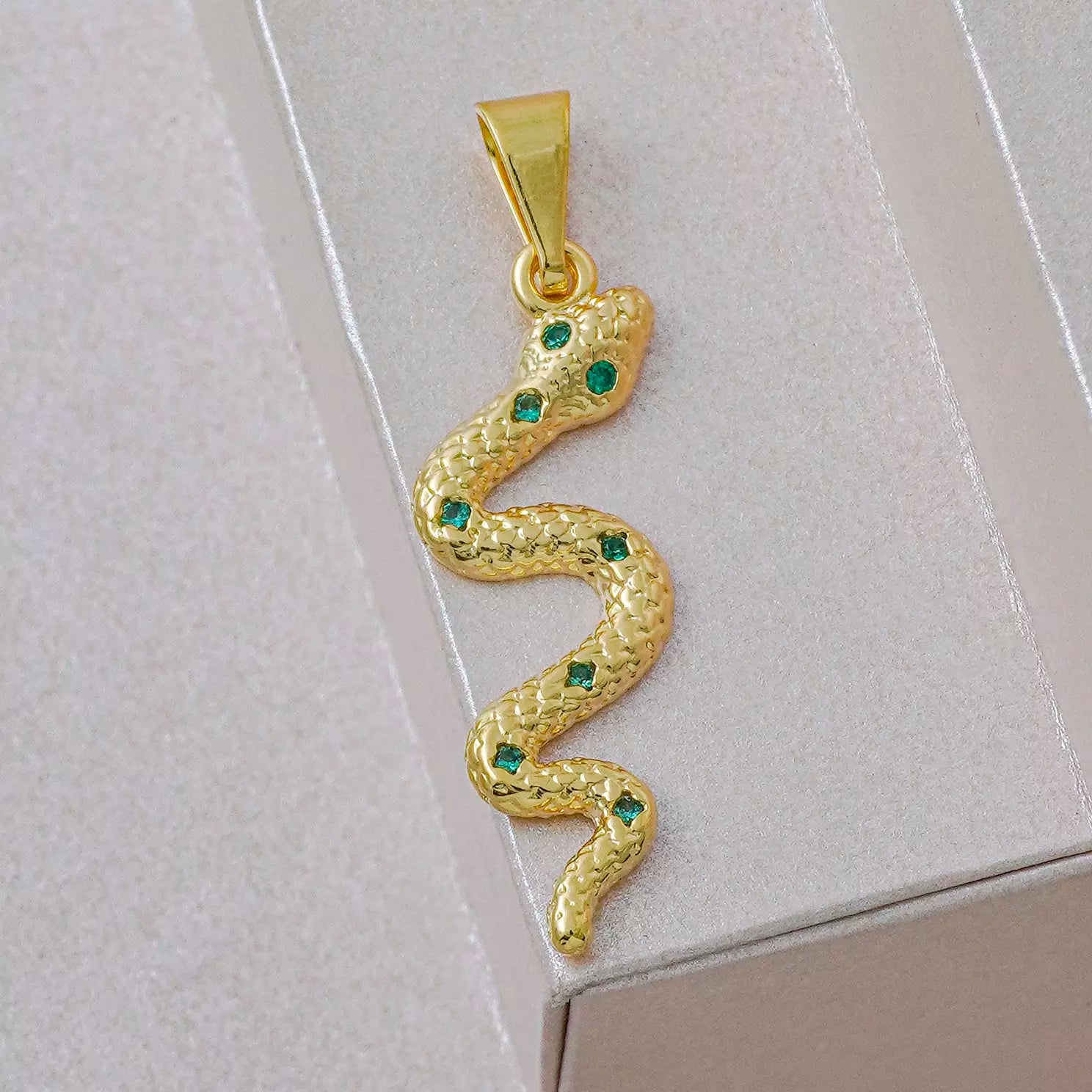 Dije Serpiente Verde en Oro Laminado