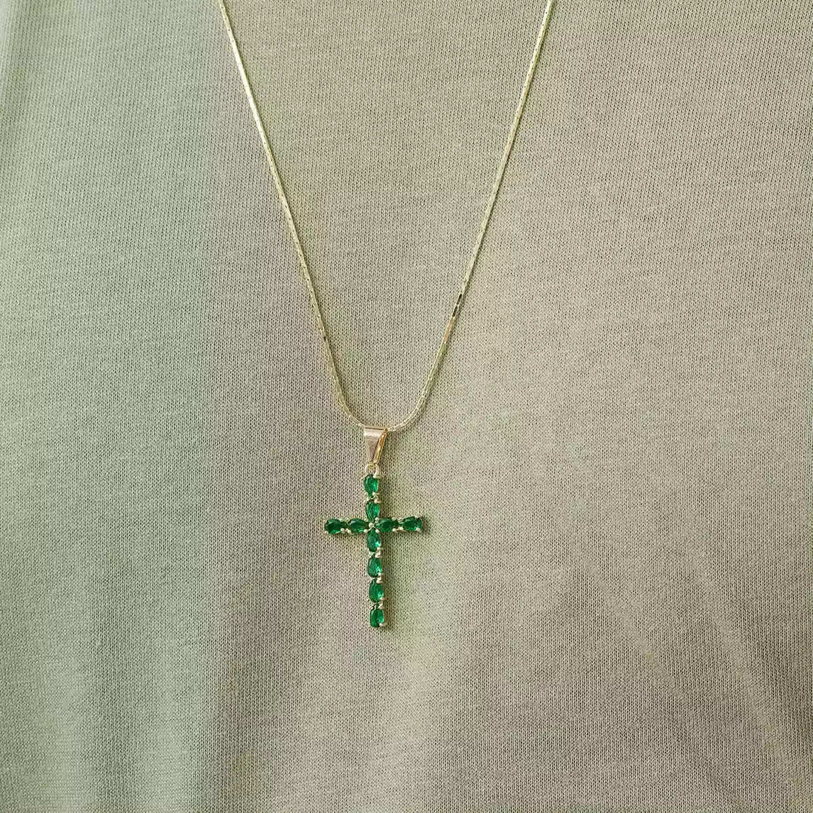 Dije Cruz con Circones Verdes en Oro Laminado