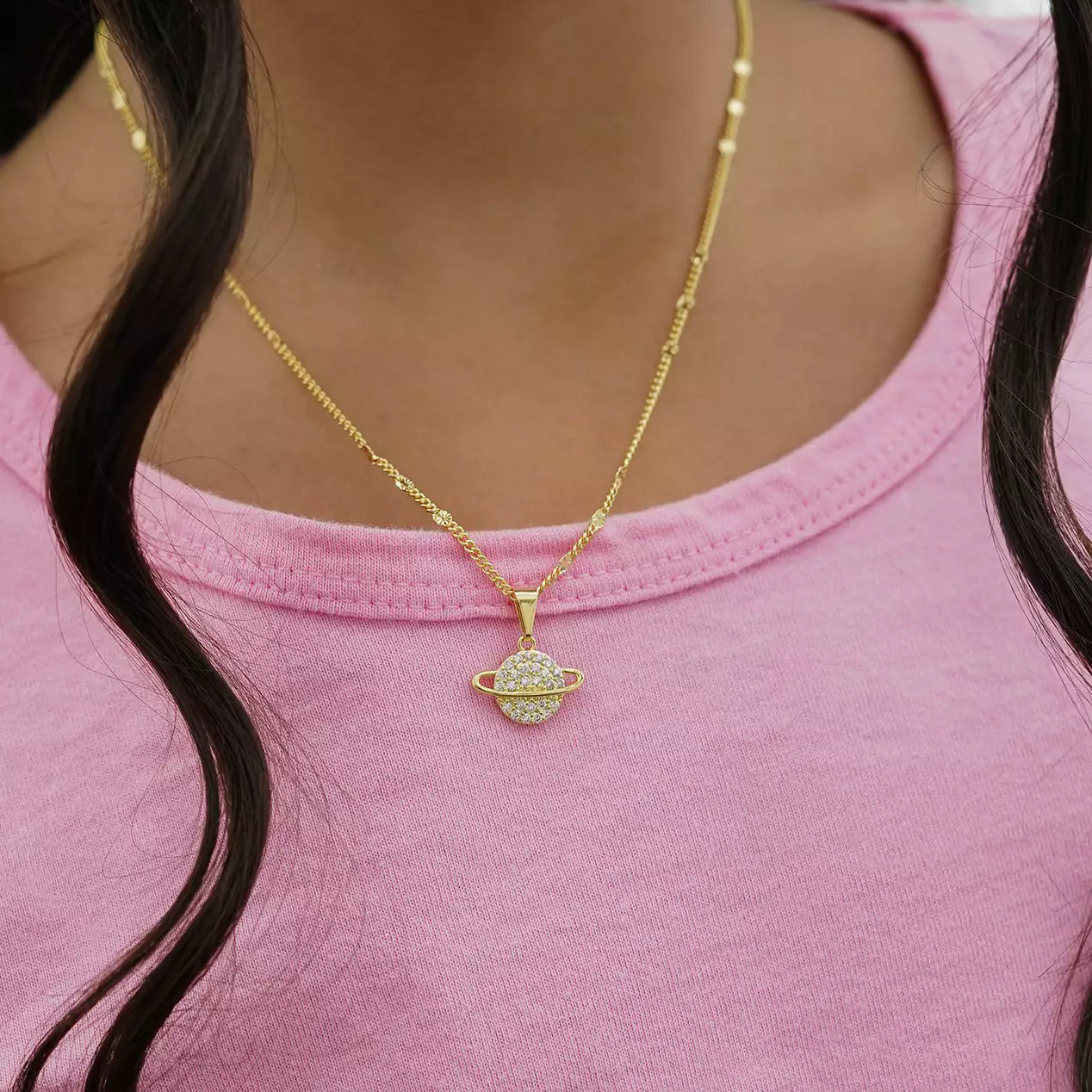 Dije Saturn con Circonias Cristal en Oro Laminado
