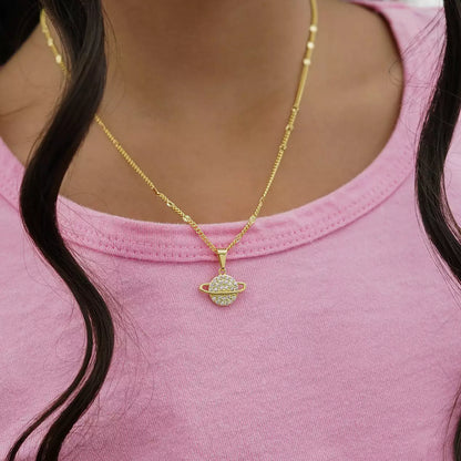 Dije Saturn con Circonias Cristal en Oro Laminado