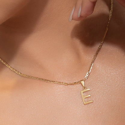Dije Letras E en Oro Laminado