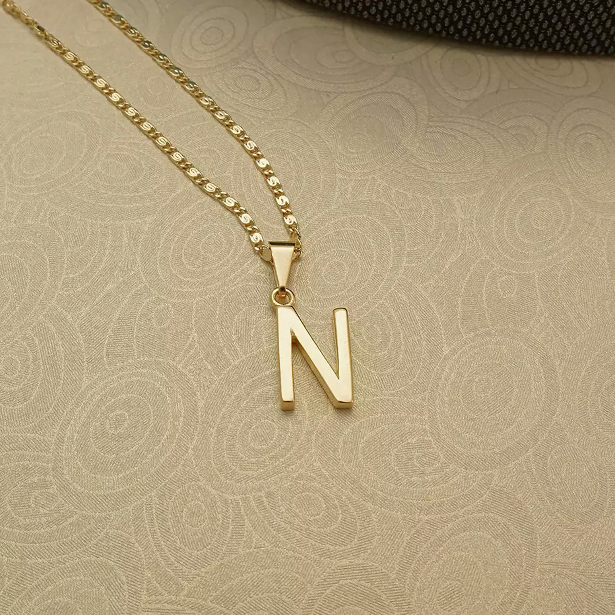 Dije Letras N en Oro Laminado