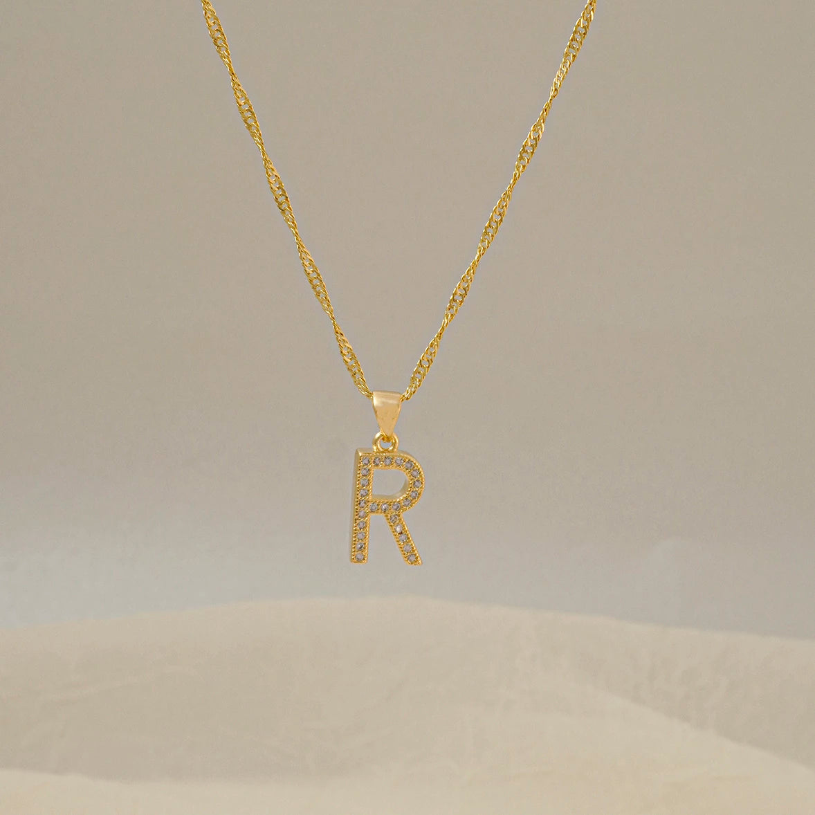Dije Letras R en Oro Laminado