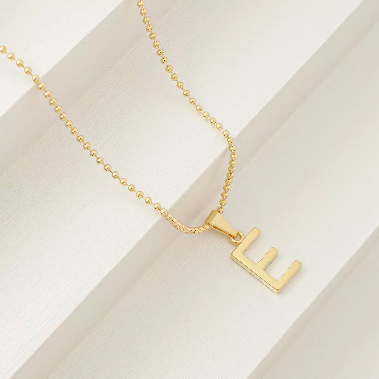 Dije Letras E en Oro Laminado