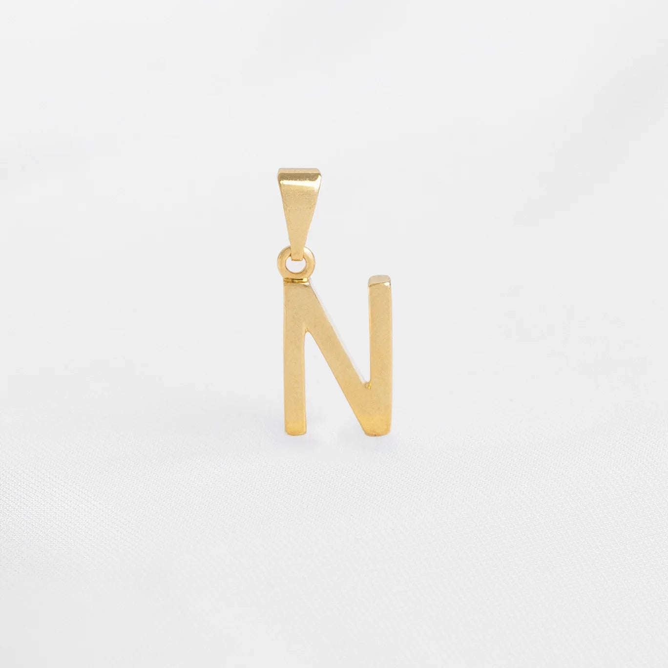 Dije Letras N en Oro Laminado