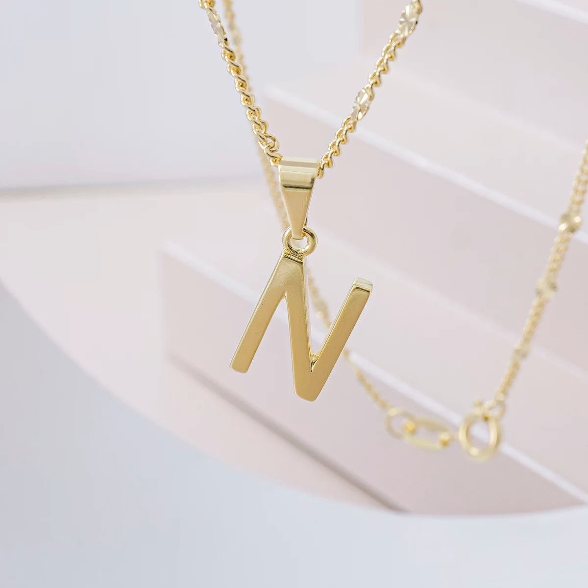 Dije Letras N en Oro Laminado