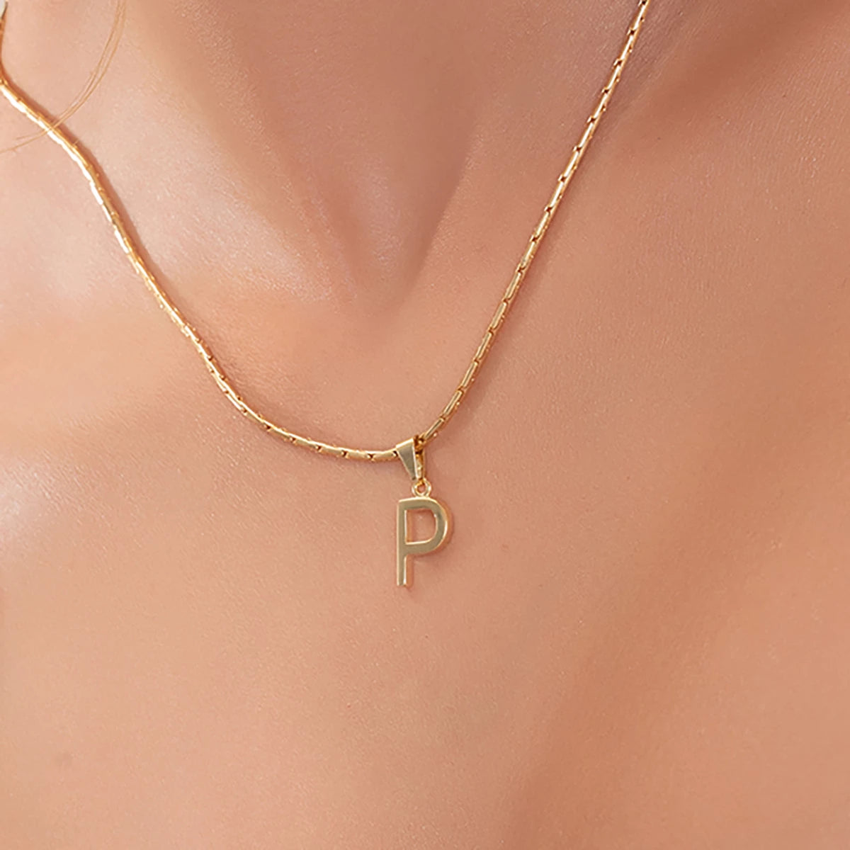 Dije Letras P en Oro Laminado