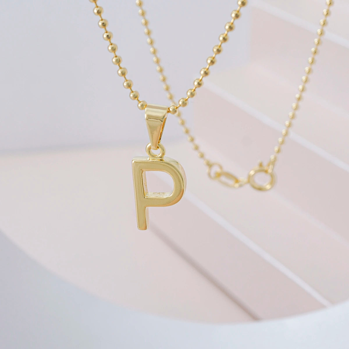 Dije Letras P en Oro Laminado