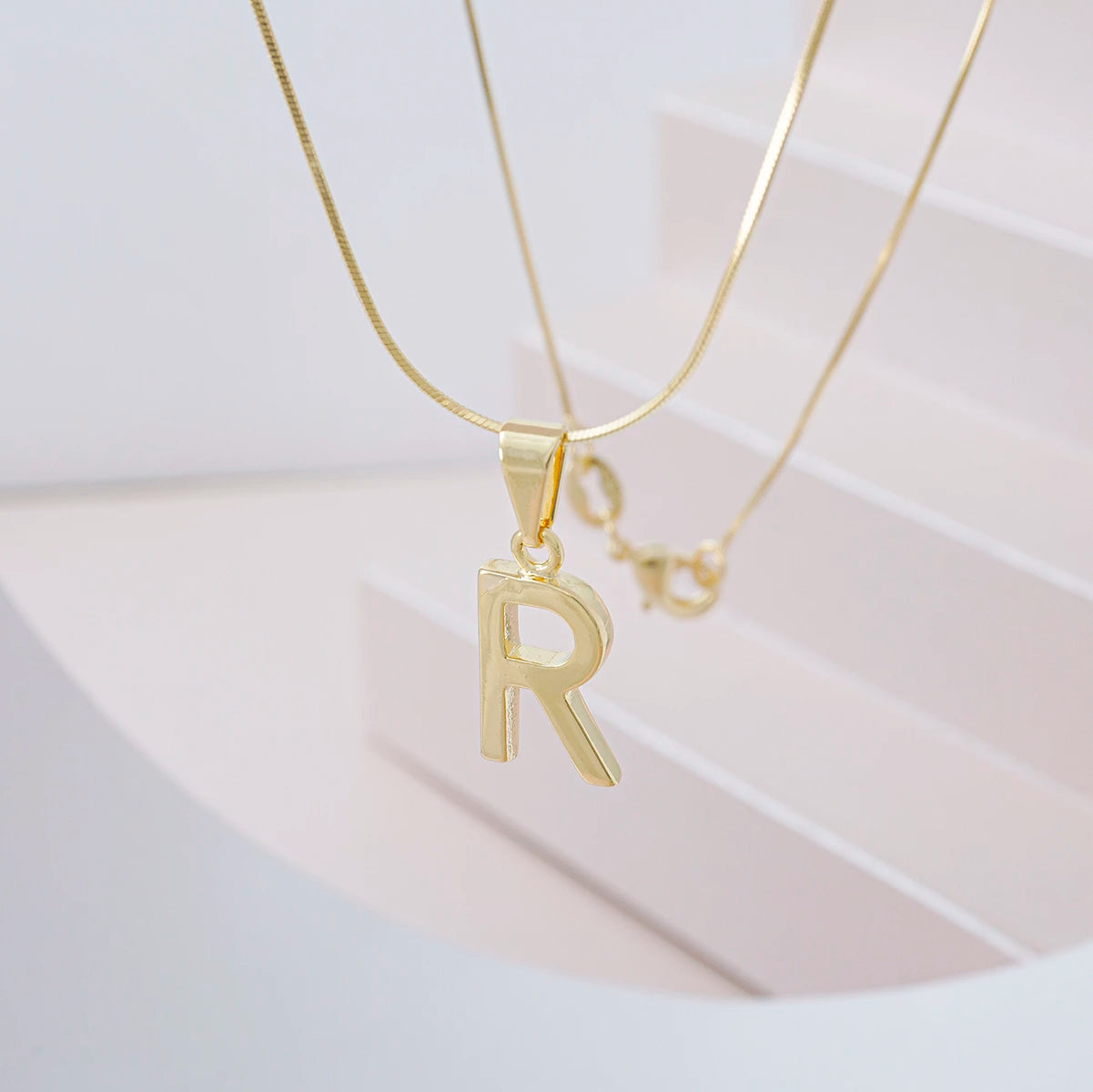 Dije Letras R en Oro Laminado