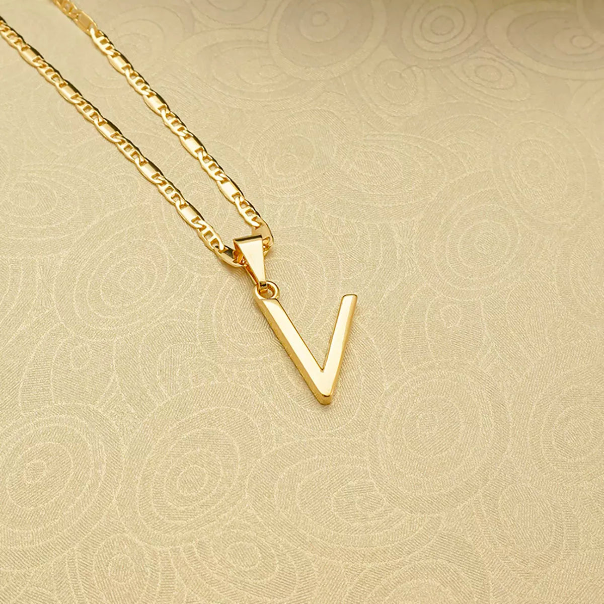 Dije Letras V en Oro Laminado