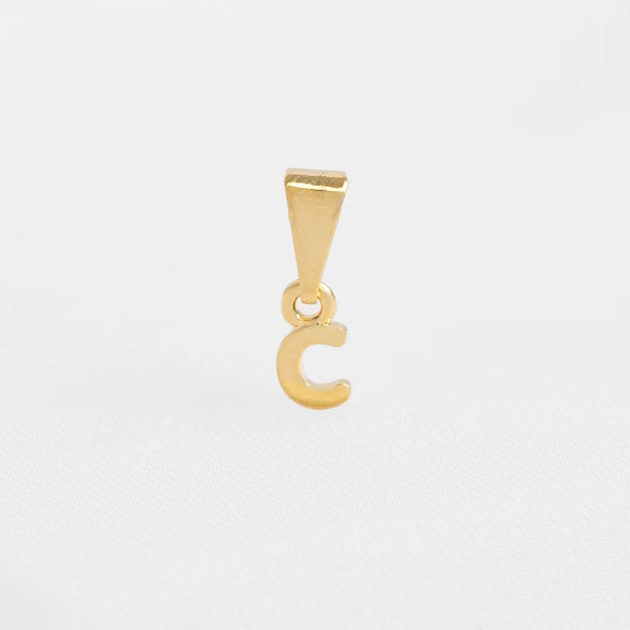 Dije Letras C en Oro Laminado