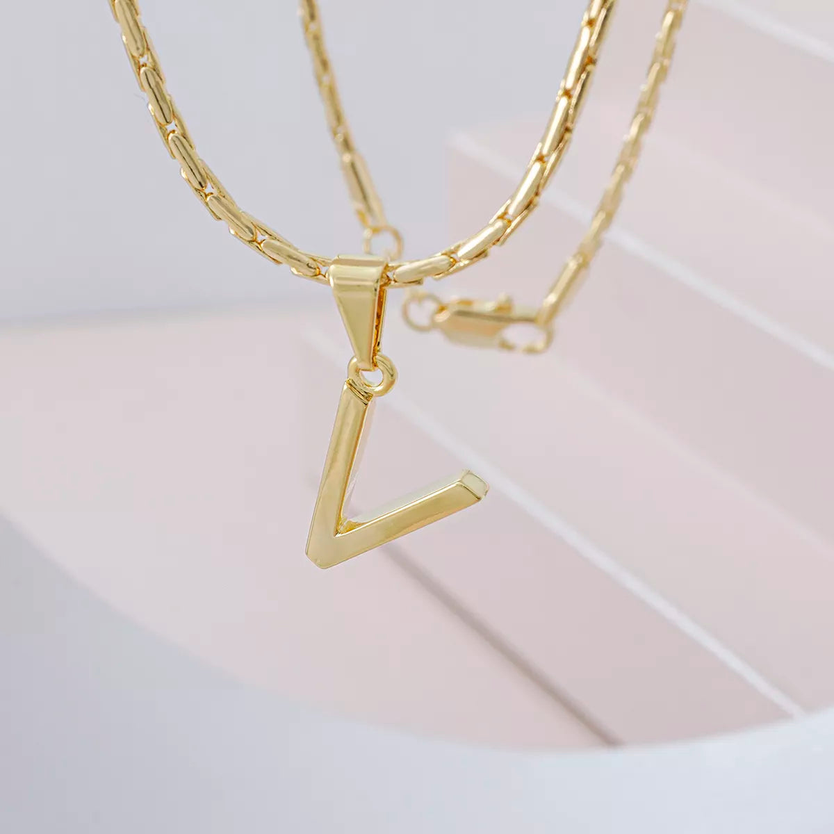 Dije Letras V en Oro Laminado