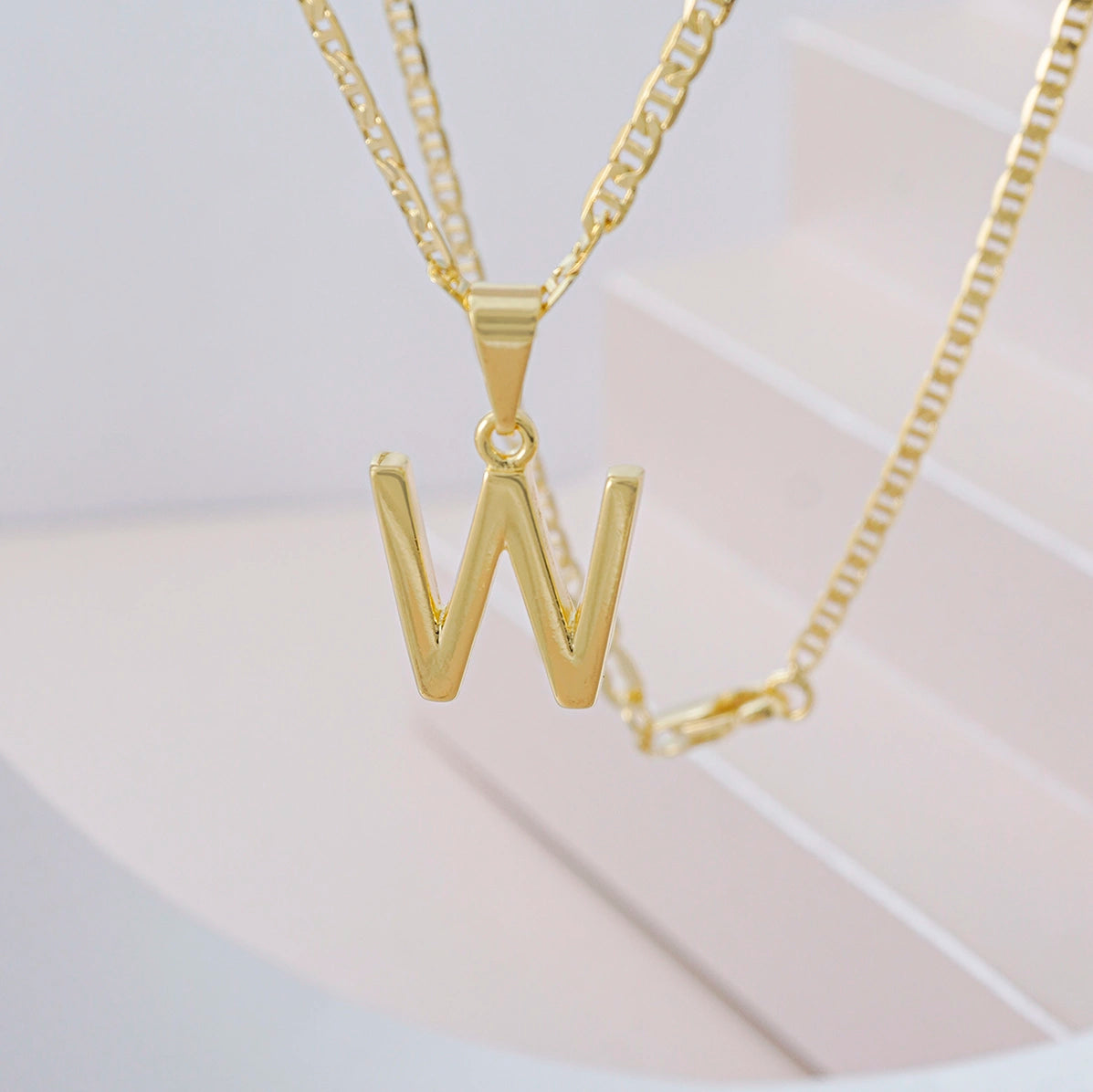 Dije Letras W en Oro Laminado
