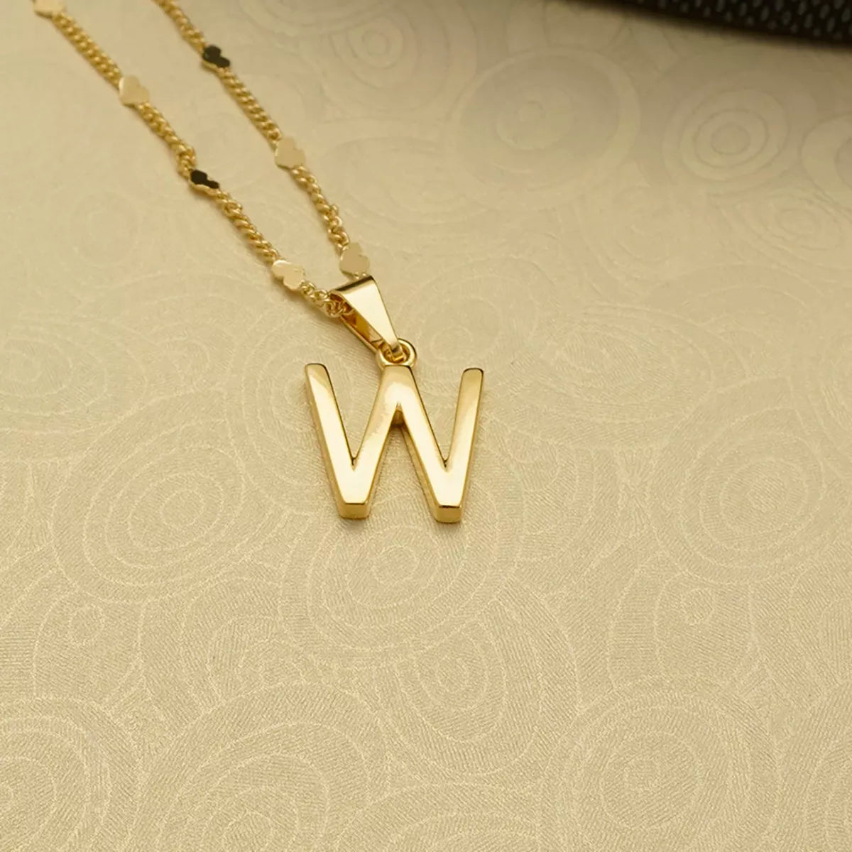 Dije Letras W en Oro Laminado