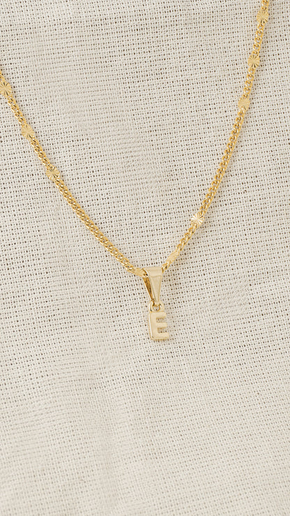 Dije Letras E en Oro Laminado