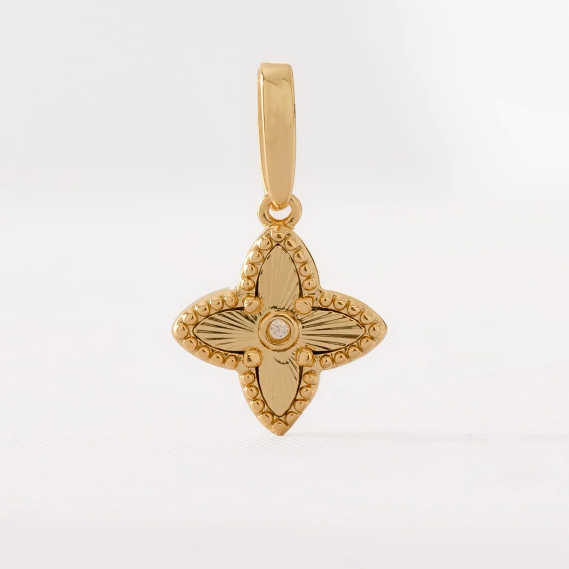 Dije Lottus en Oro Laminado