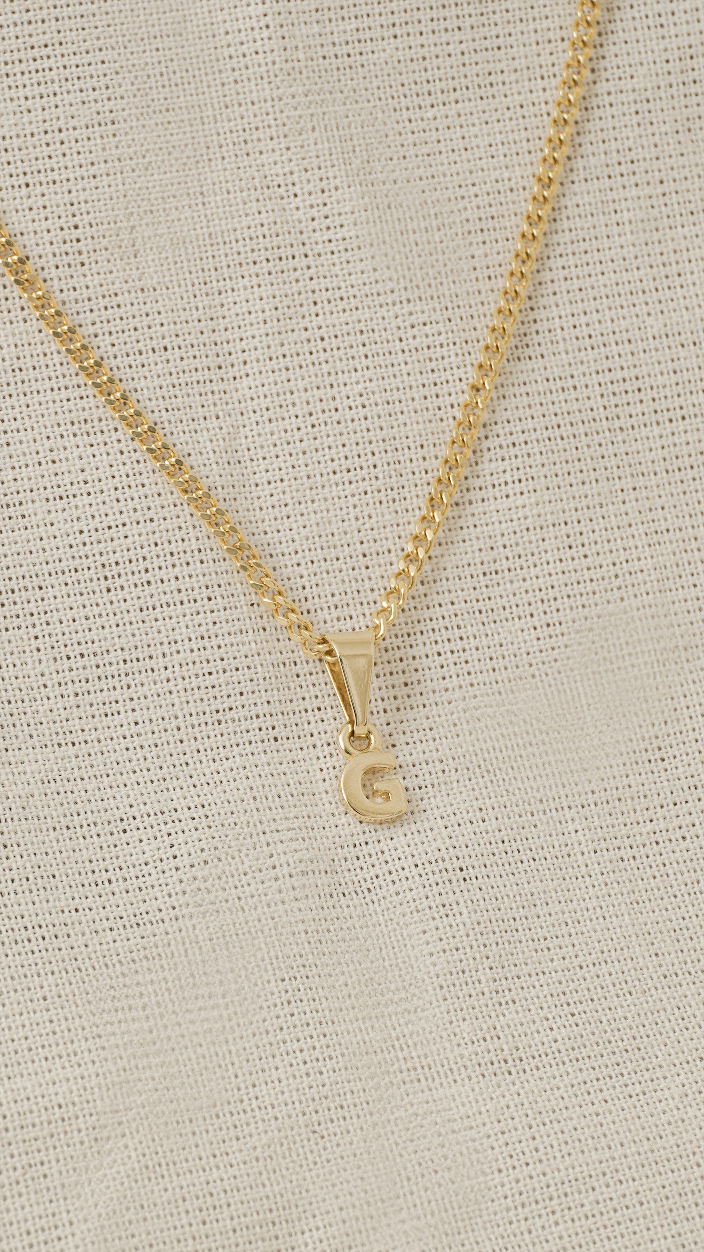Dije Letras G en Oro Laminado