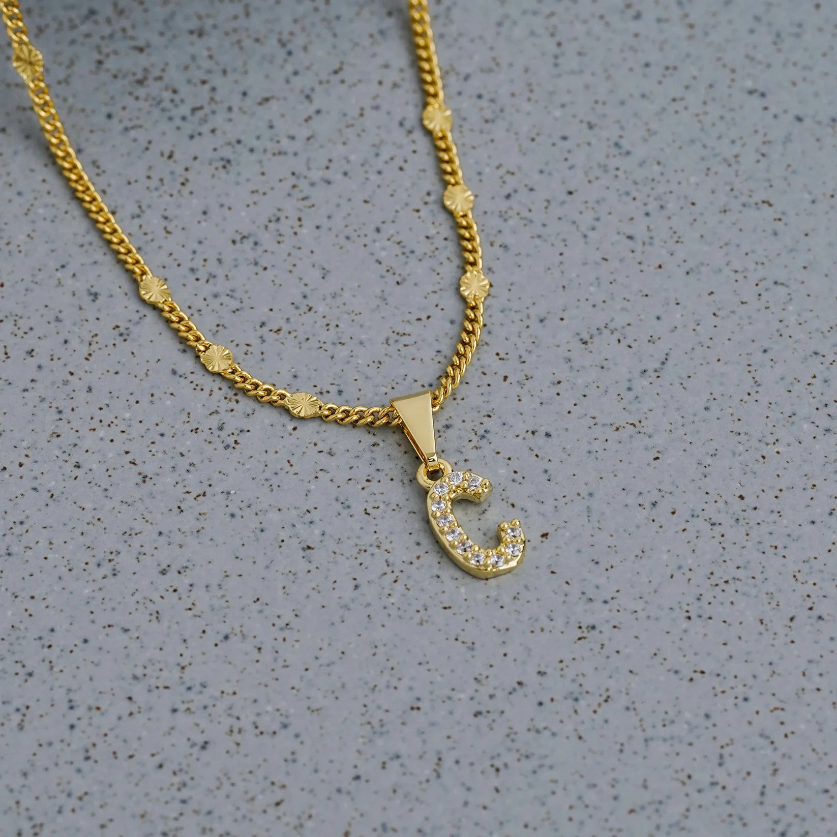 Dije Letra C en Oro Laminado