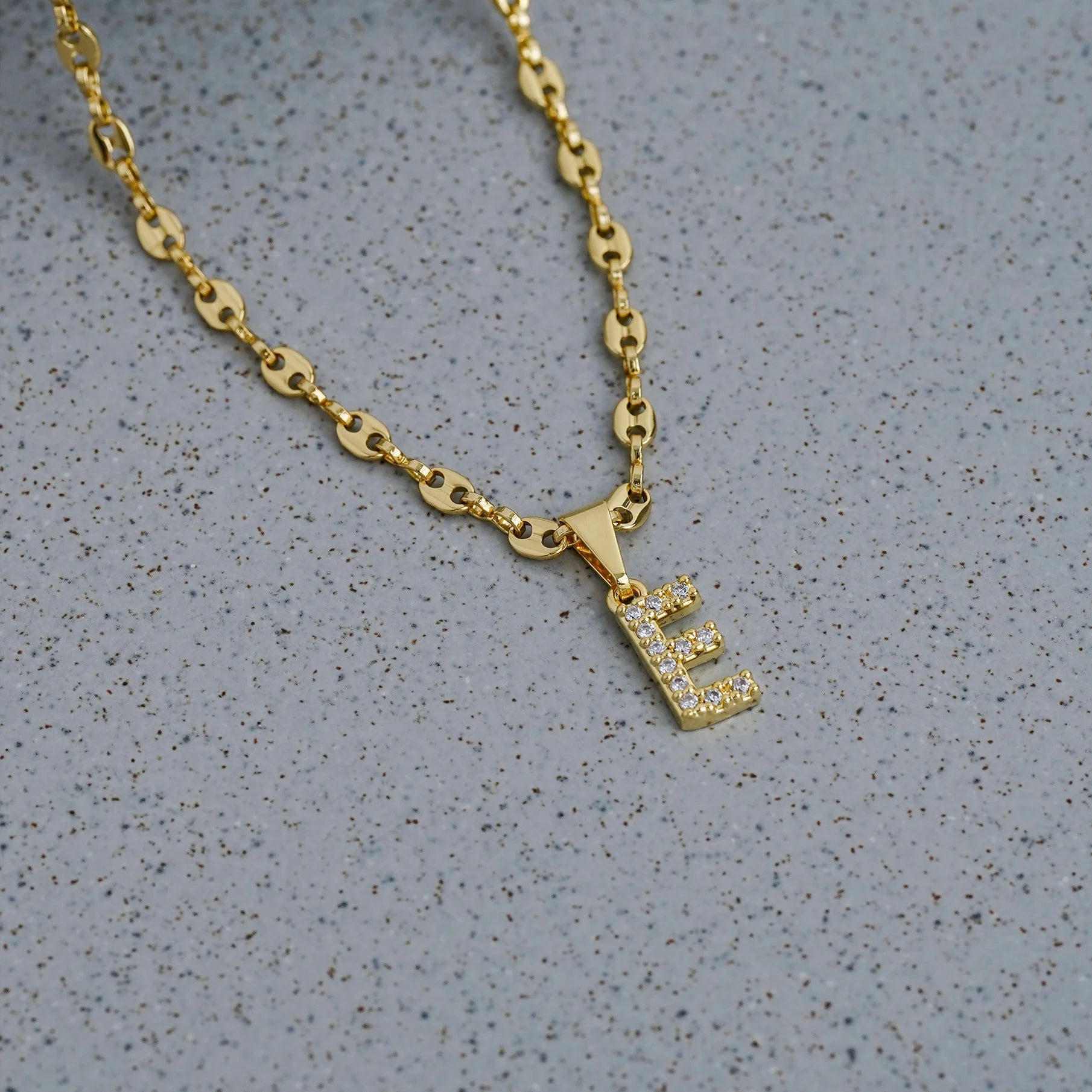 Dije Letra E en Oro Laminado