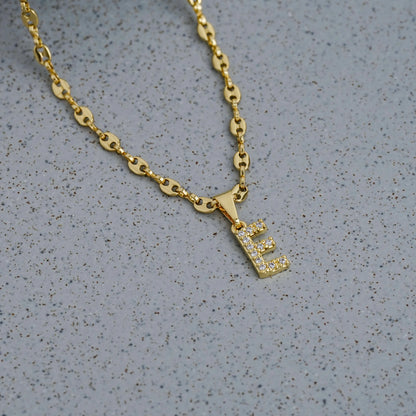 Dije Letra E en Oro Laminado