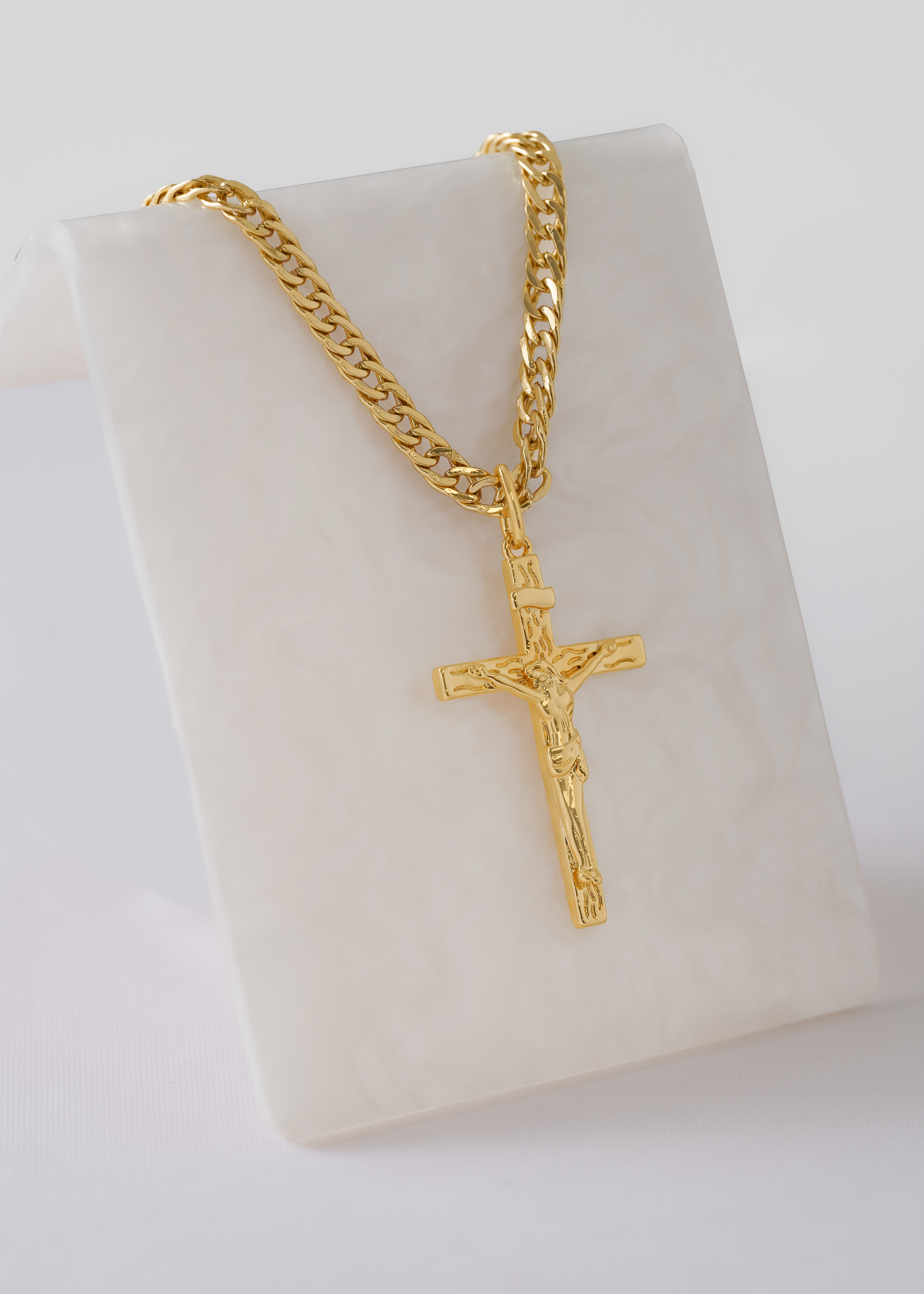 Dije Santa Cruz G en Oro Laminado