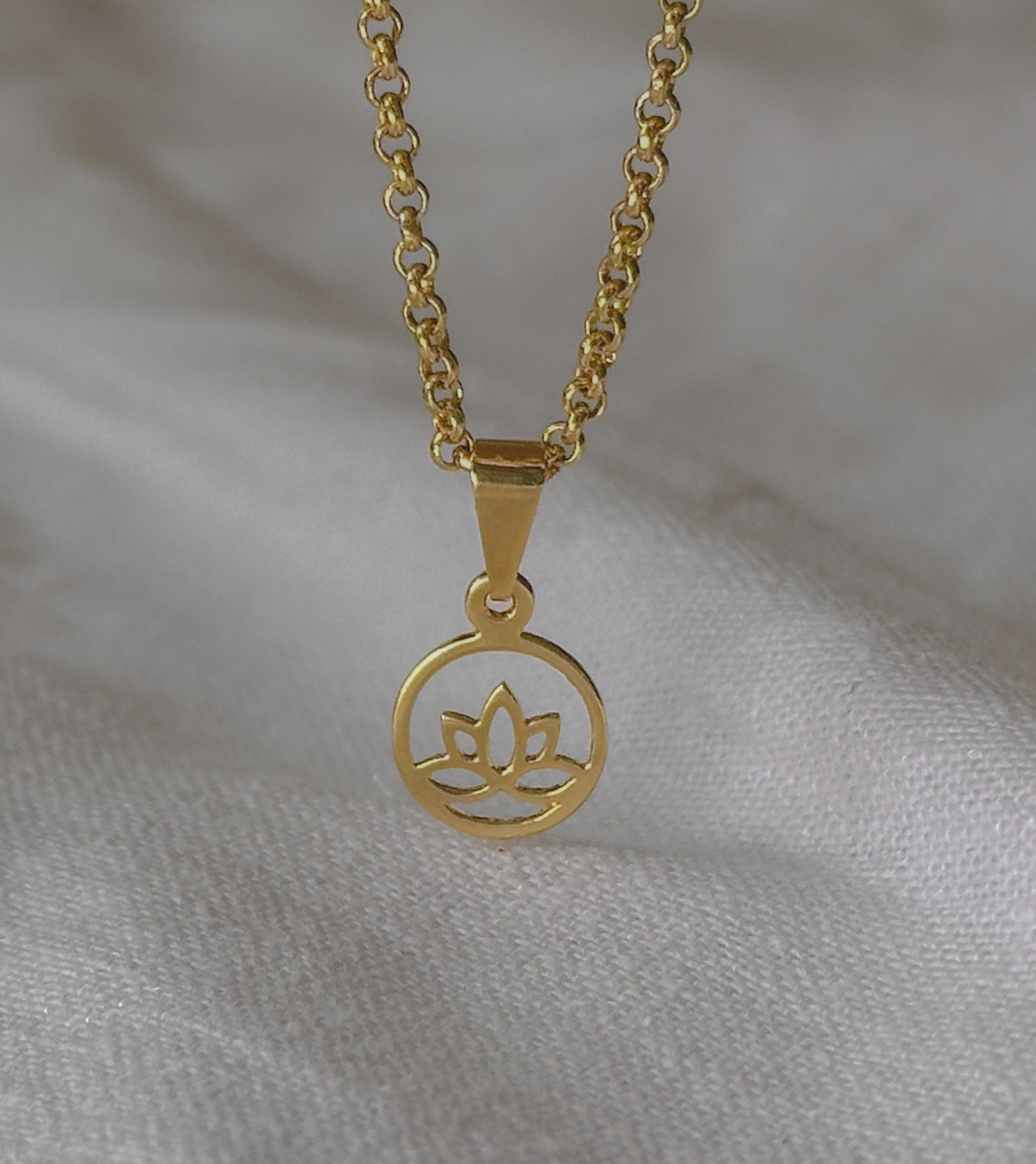 Dije Flor de Loto en Oro Laminado
