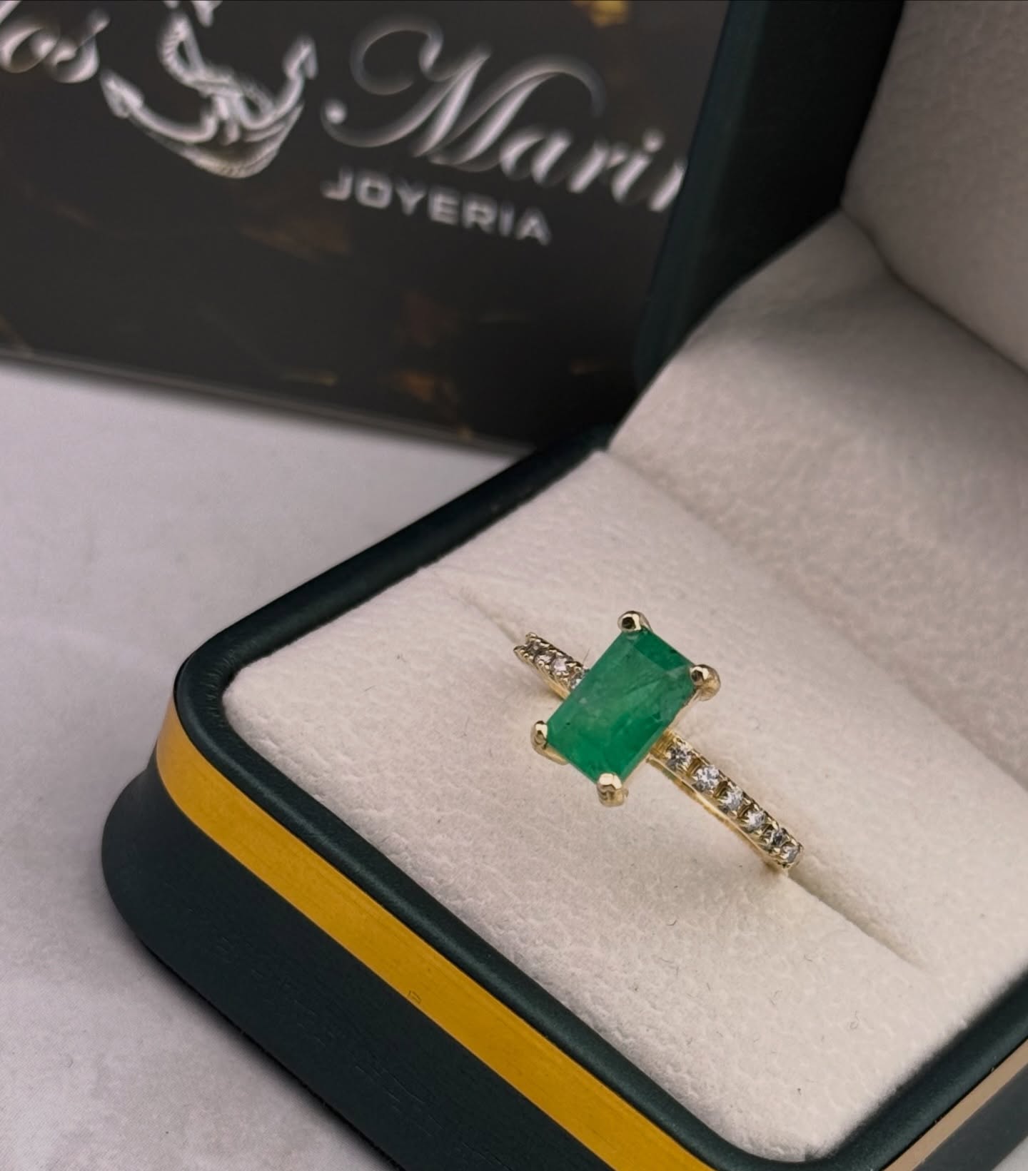 Anillo para Dama con Esmeralda en Oro 18K