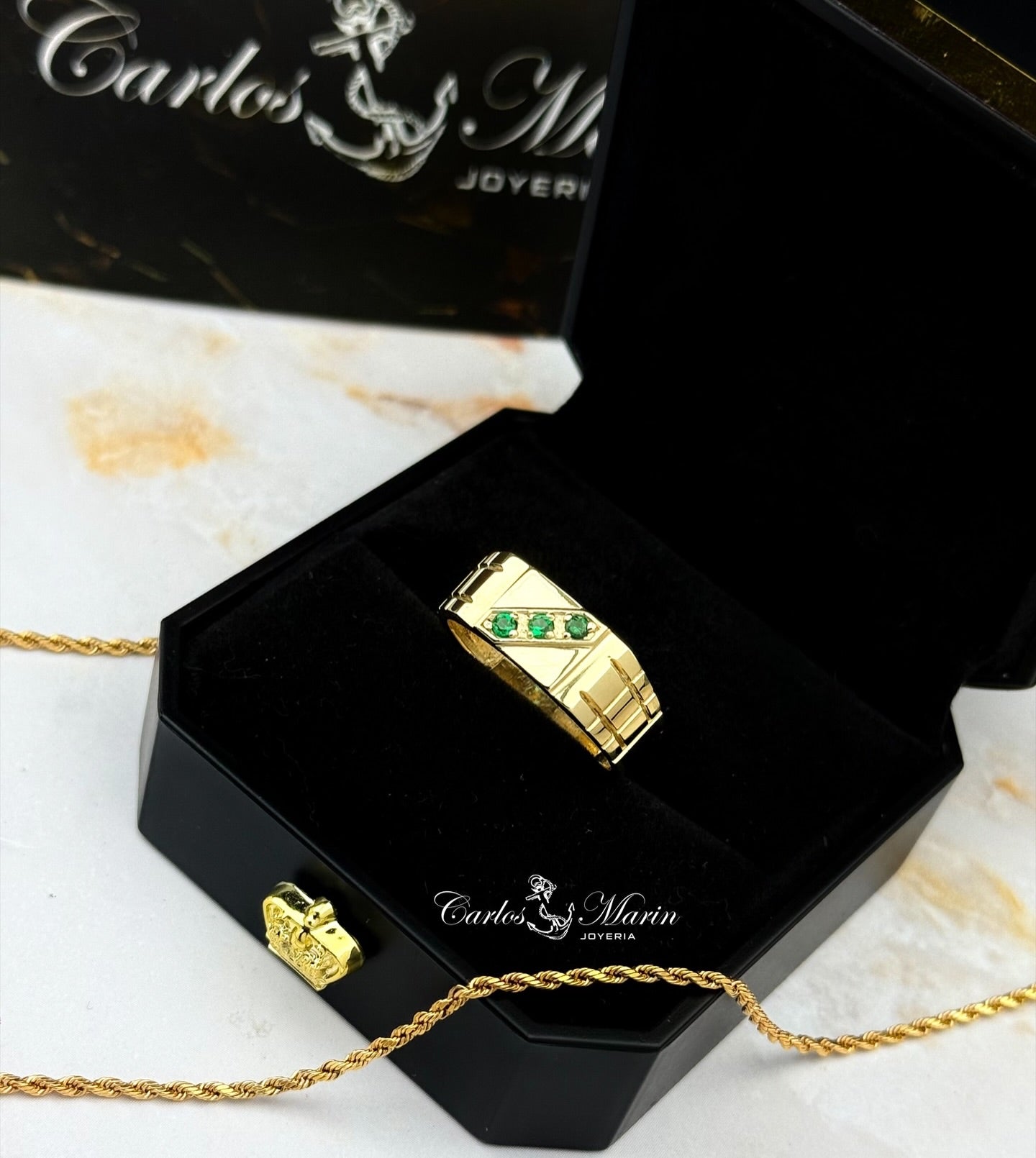 Anillo Cuadrado con Tres Circones Verdes Cruzados en Oro 18K