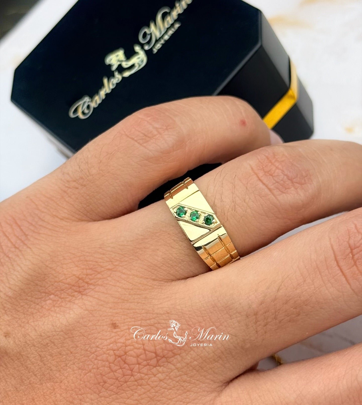 Anillo Cuadrado con Tres Circones Verdes Cruzados en Oro 18K